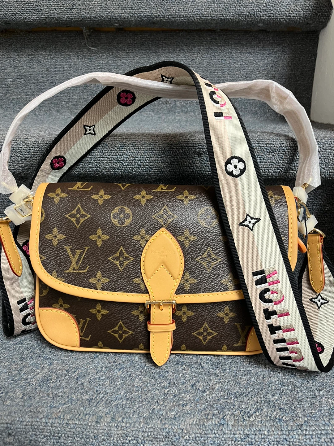 High end Louis Vuitton Monogram Canvas Bag with Shoulder Strap - photo 2