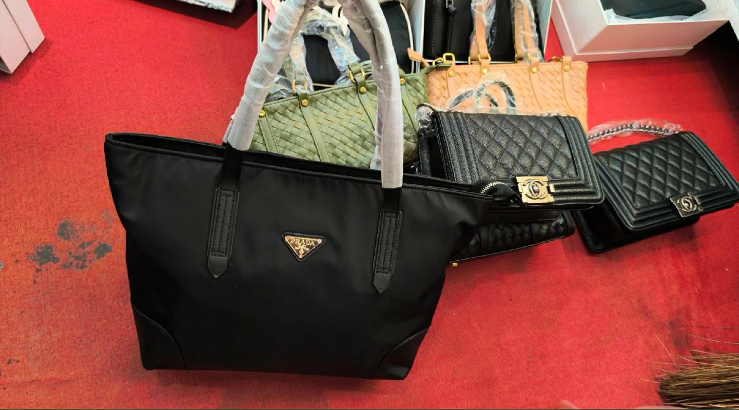High end Prada Black Nylon Shoulder Bag - 28cm - photo 2