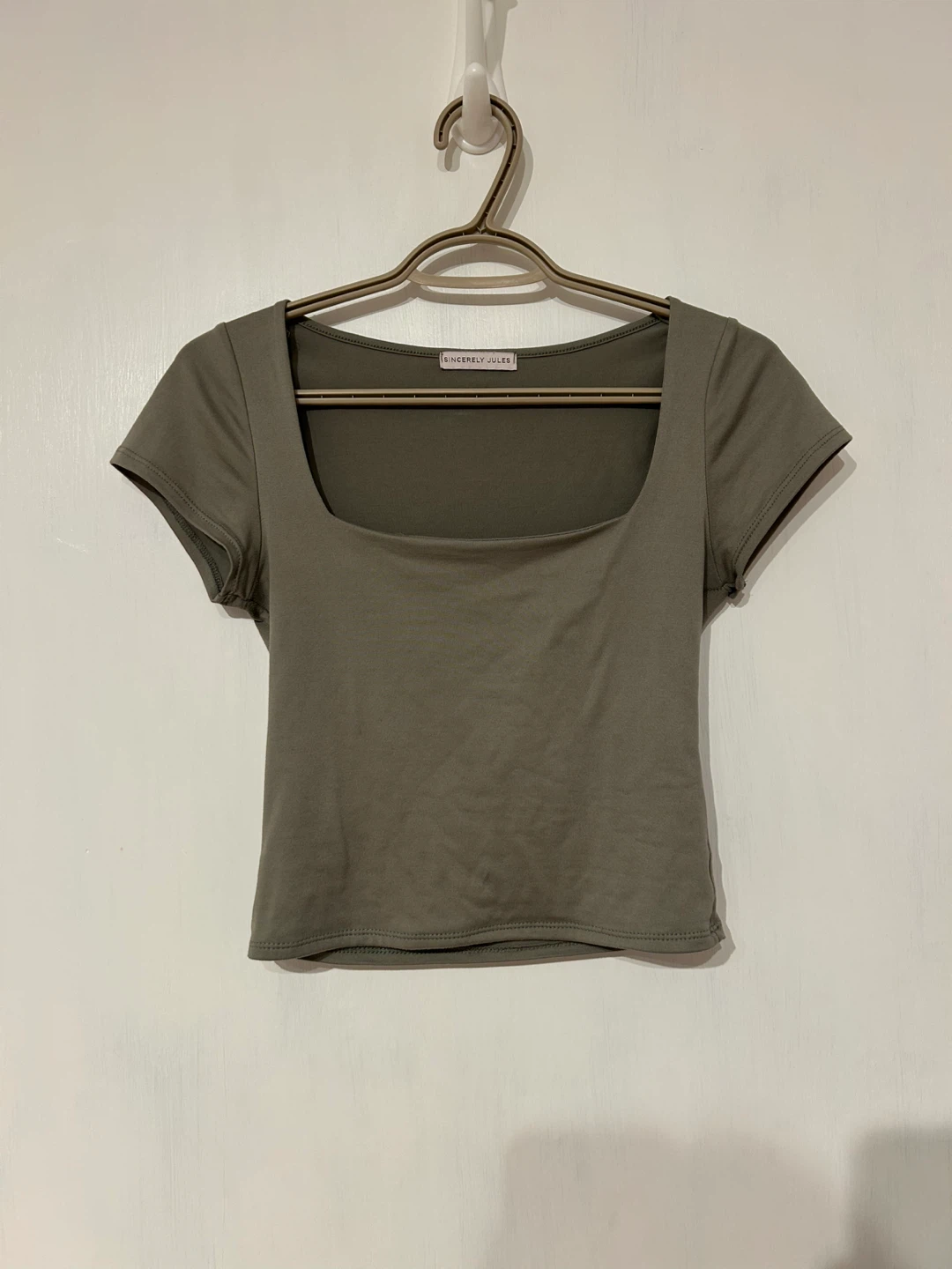 Green fitted tee