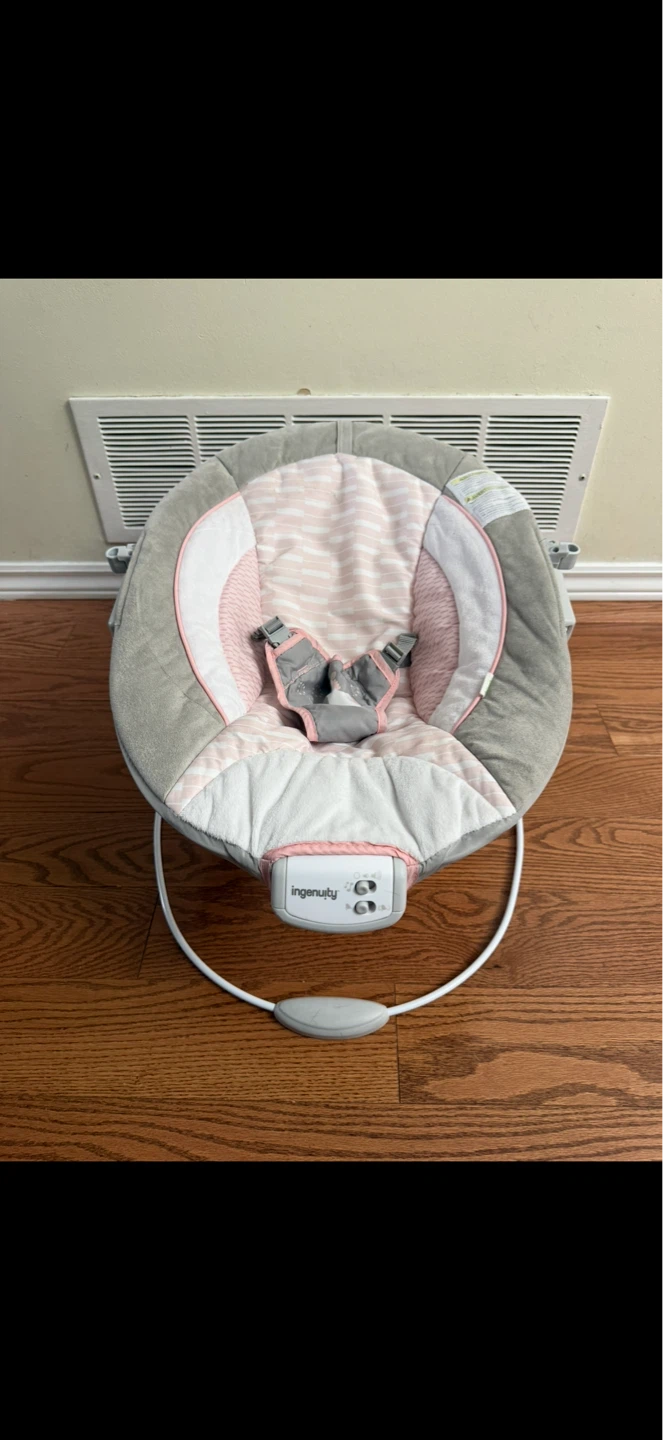 Vibrating Baby Bouncer Seat w/ Music