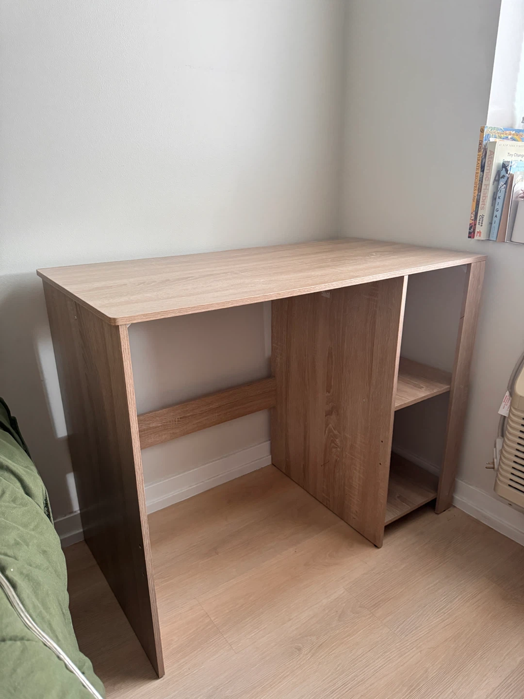 Desk - photo 3