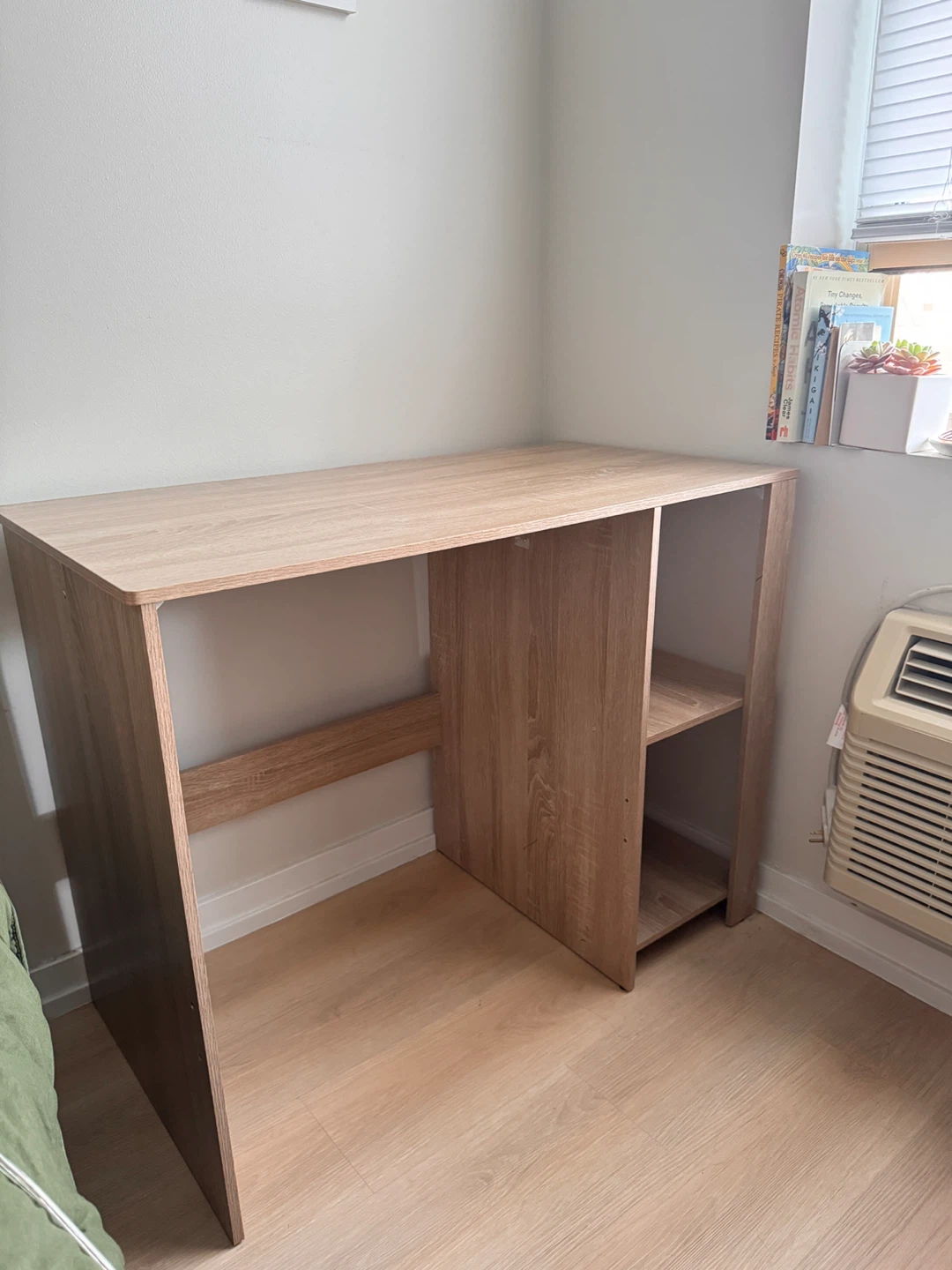 Desk - photo 2