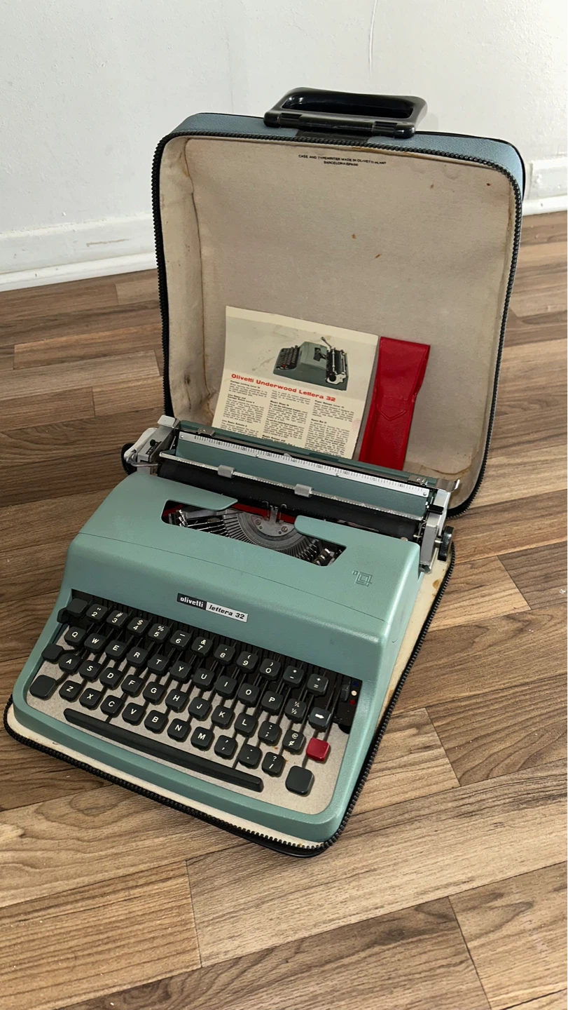 Olivetti Underwood Lettera 32 Typewriter
