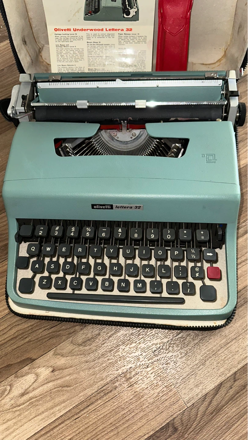 Olivetti Underwood Lettera 32 Typewriter - photo 2