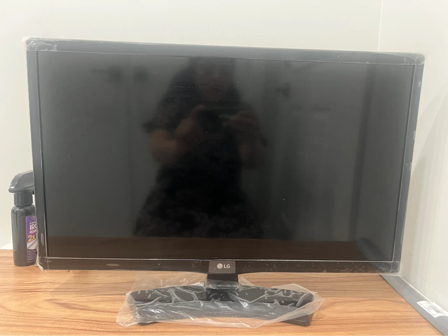LG 24 inch monitor with stand and remotes - photo 2