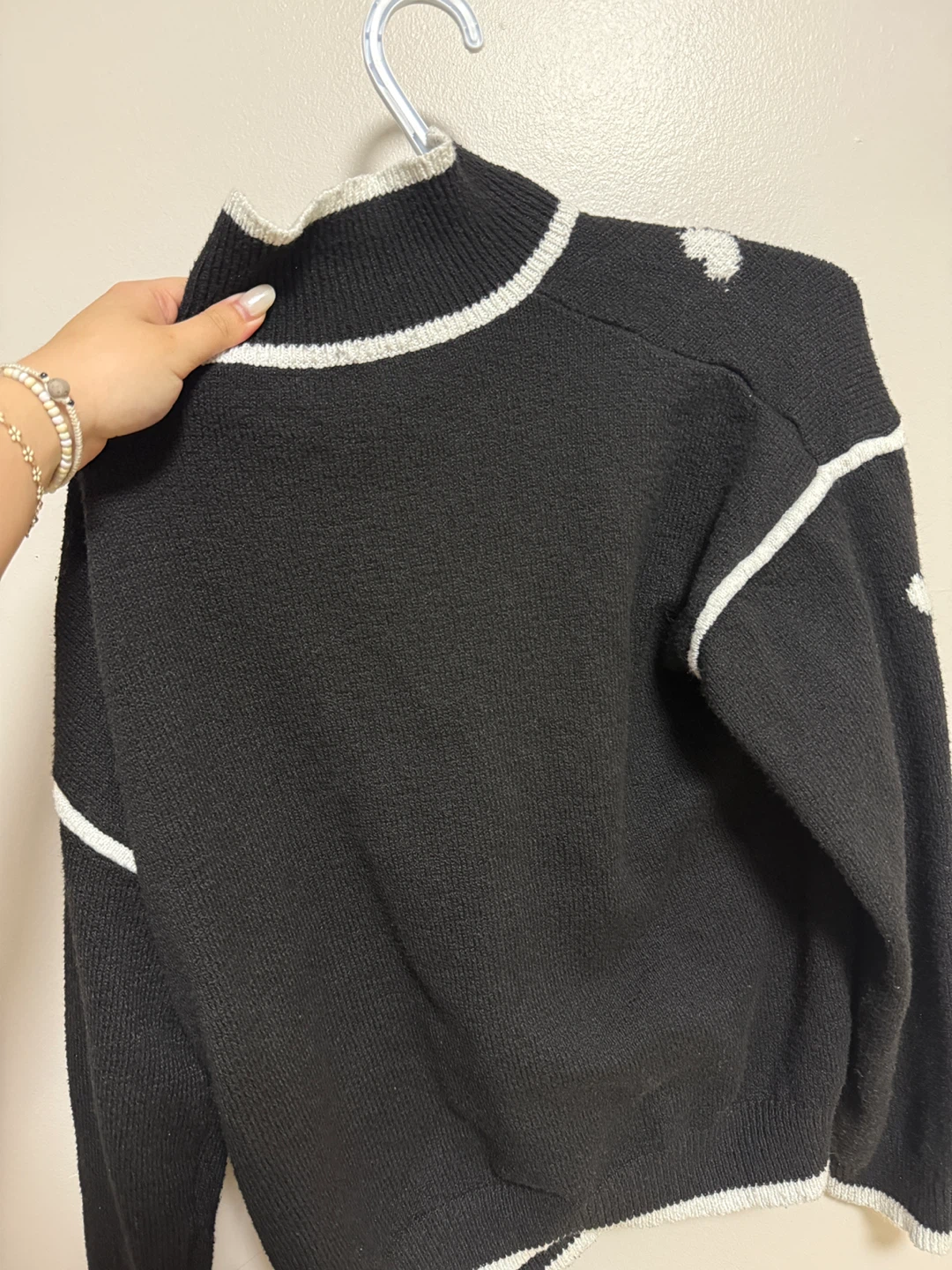 Black & White Heart Pattern Mock Neck Sweater - photo 2