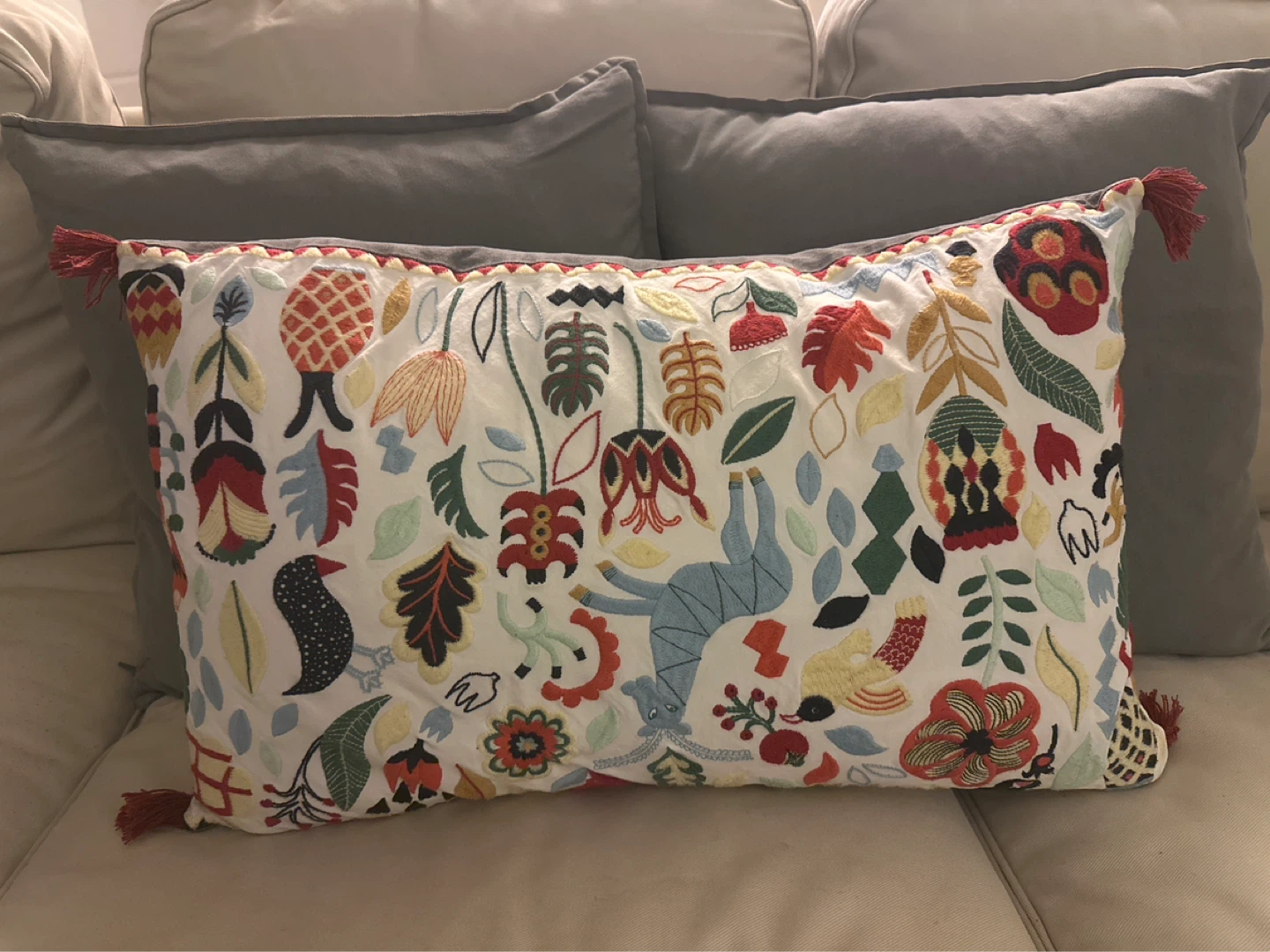3 pillows (2 grey, 1 Decorative Throw Pillow with Tassels - photo 2