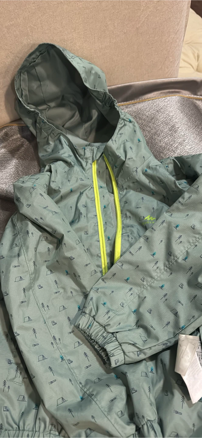 Decathon 112 Rain Coat  / Windbreaker FREE Columbia Windbreaker