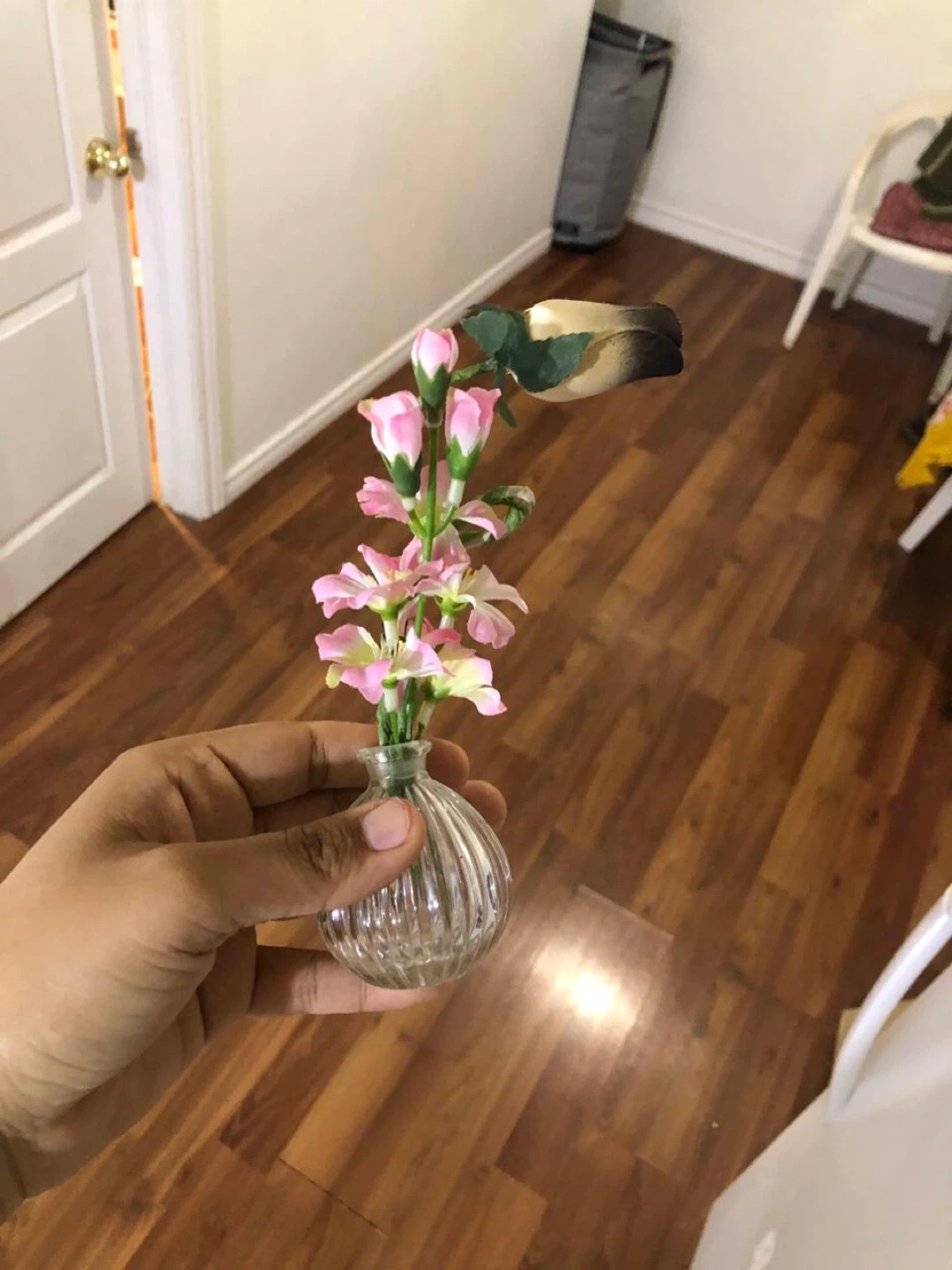 Small glass vase with pink artificial flowers - photo 2