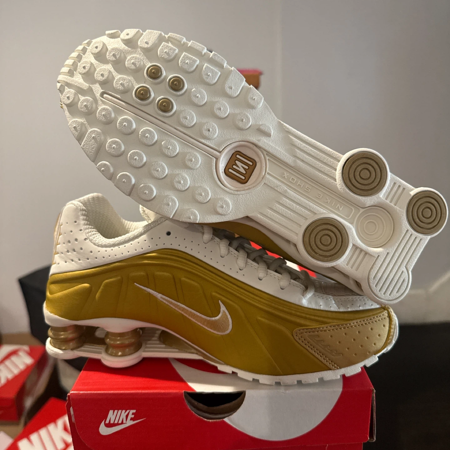 Nike Shox R4 Sneakers White/Gold - photo 5