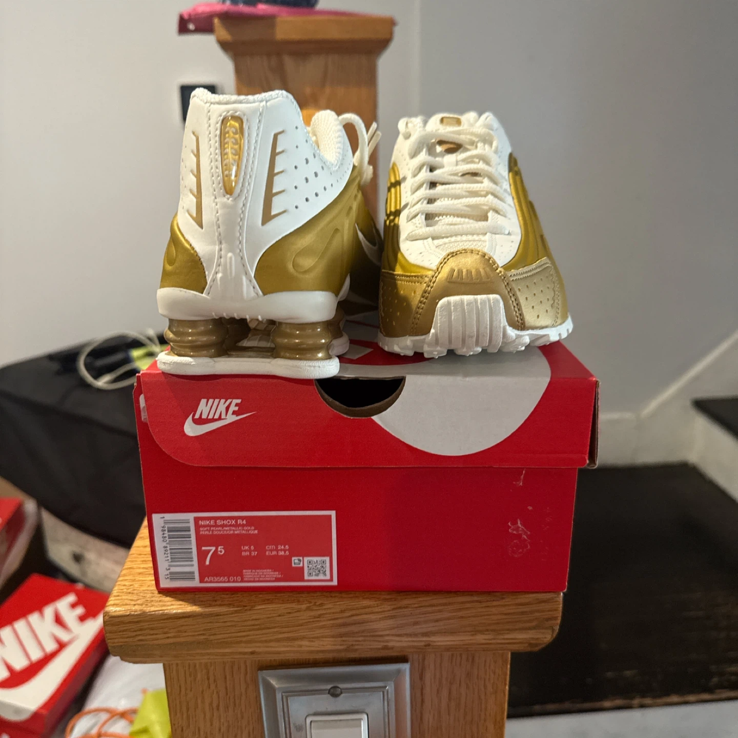 Nike Shox R4 Sneakers White/Gold - photo 2