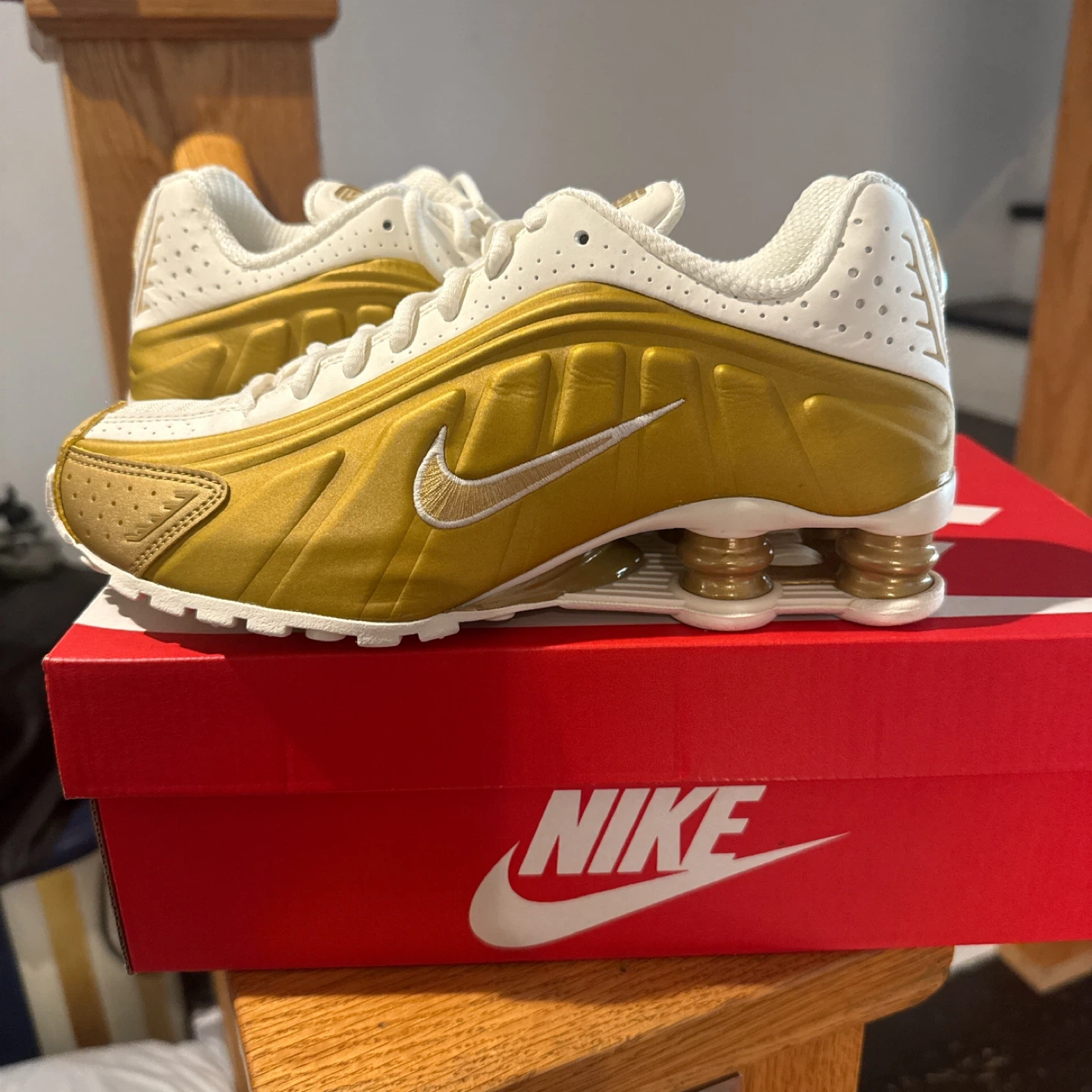 Nike Shox R4 Sneakers White/Gold