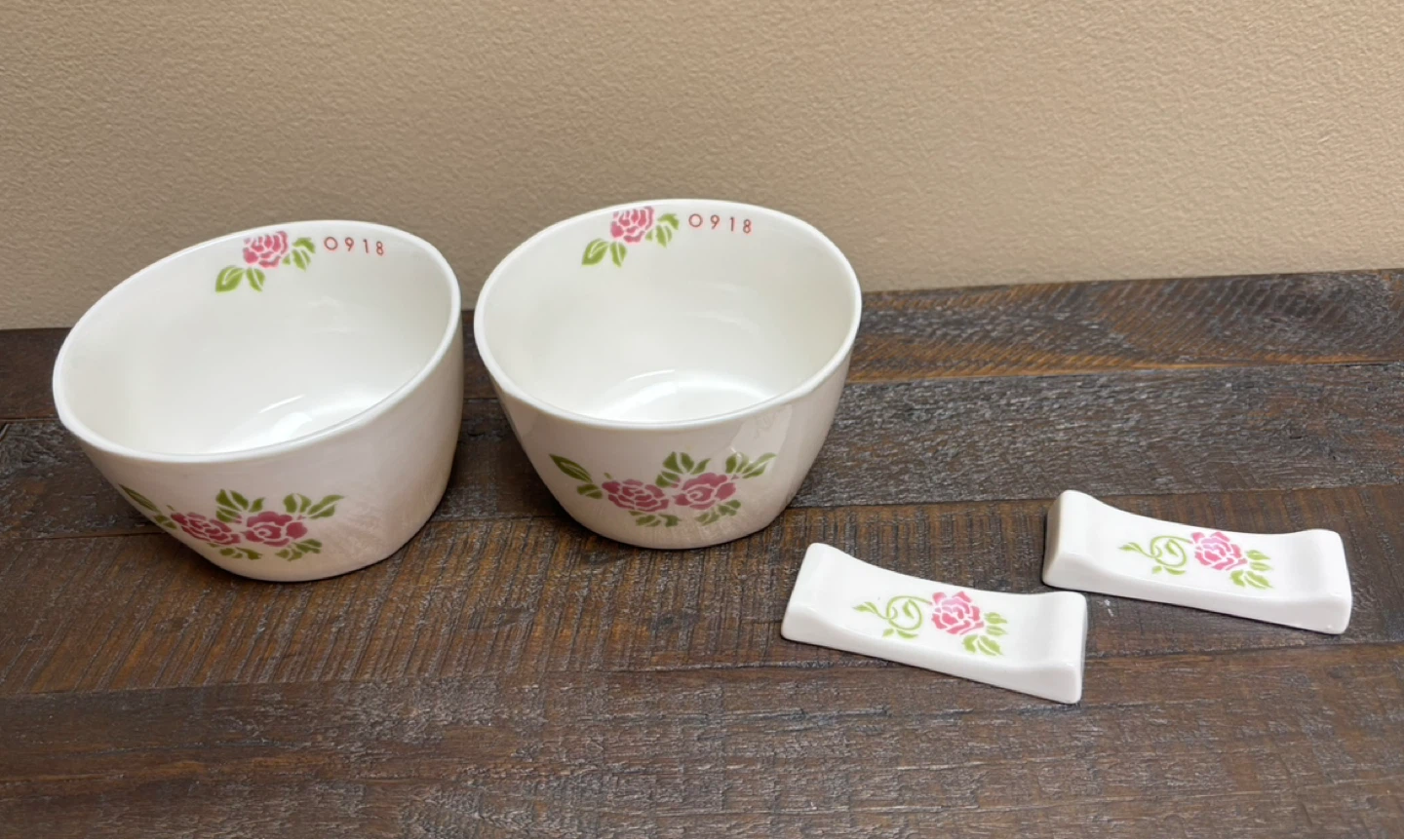 Set of 2 ceramic bowls & chopsticks rest
