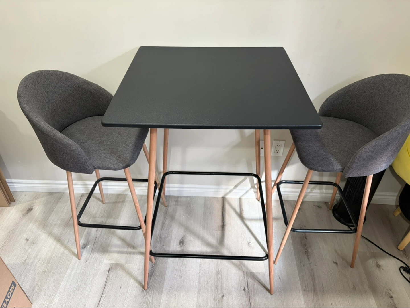 Dining set ( table + bar stools)
