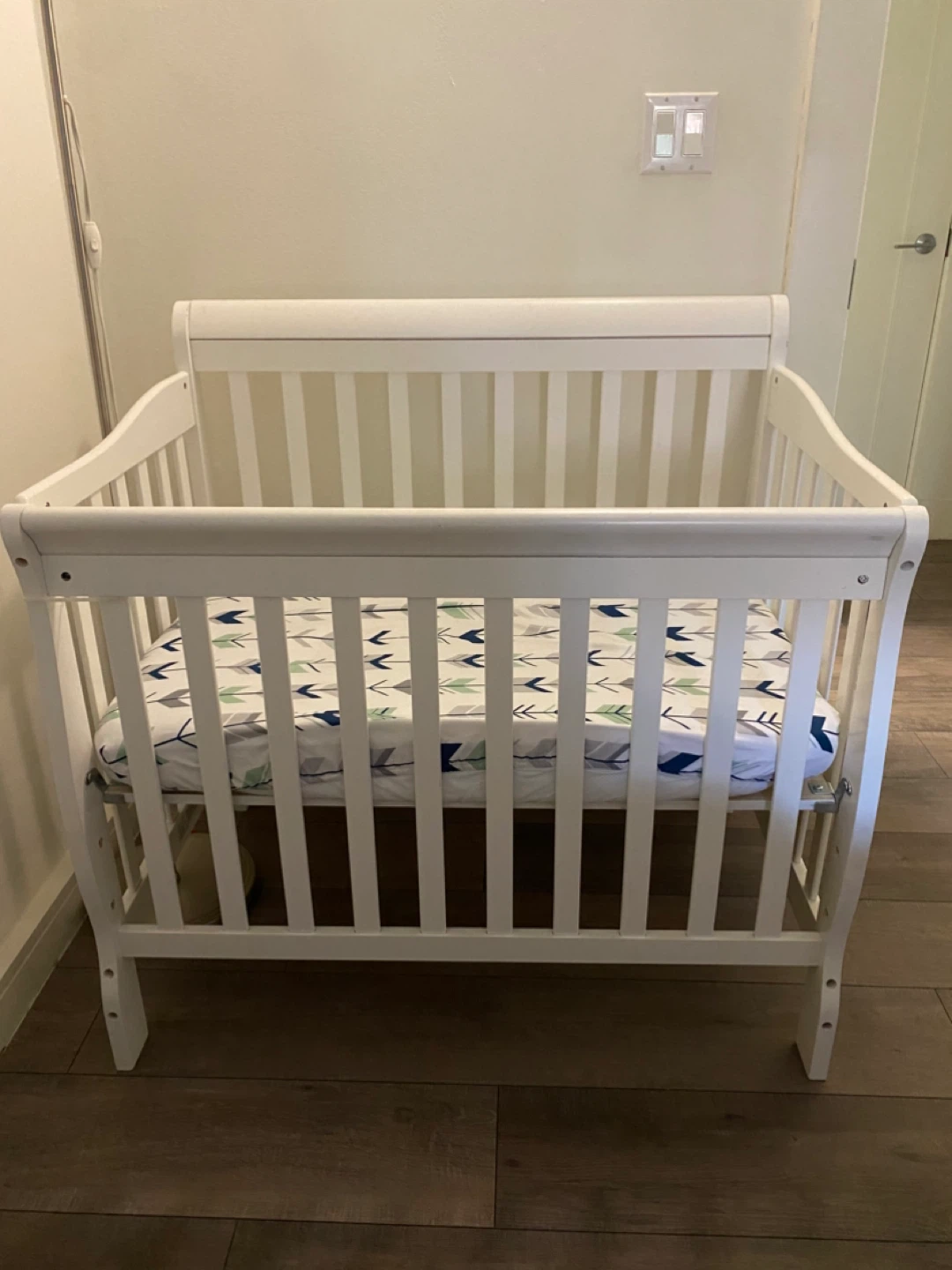 White Crib with Arrow Pattern Sheet