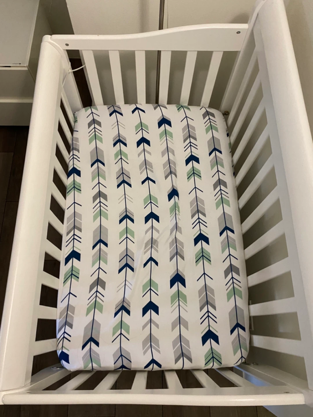 White Crib with Arrow Pattern Sheet - photo 3