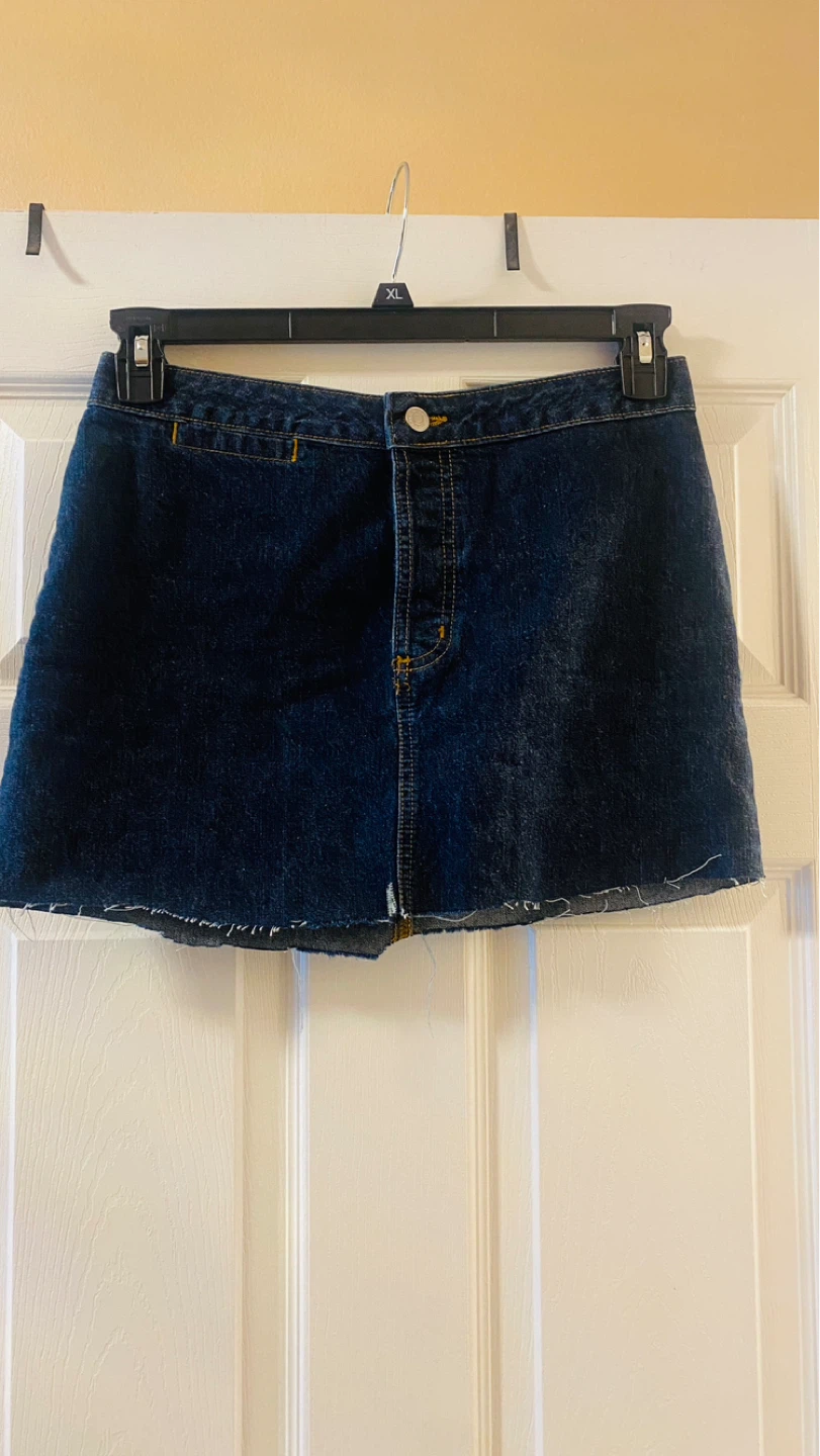 Uneven hem skirt size 6 gap