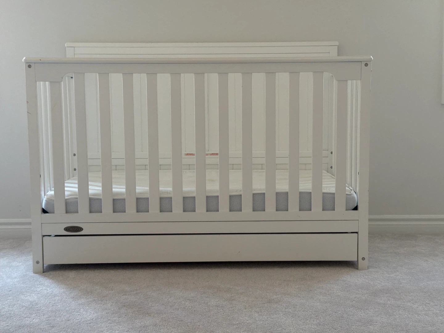 White Graco Crib with Drawer with mattress