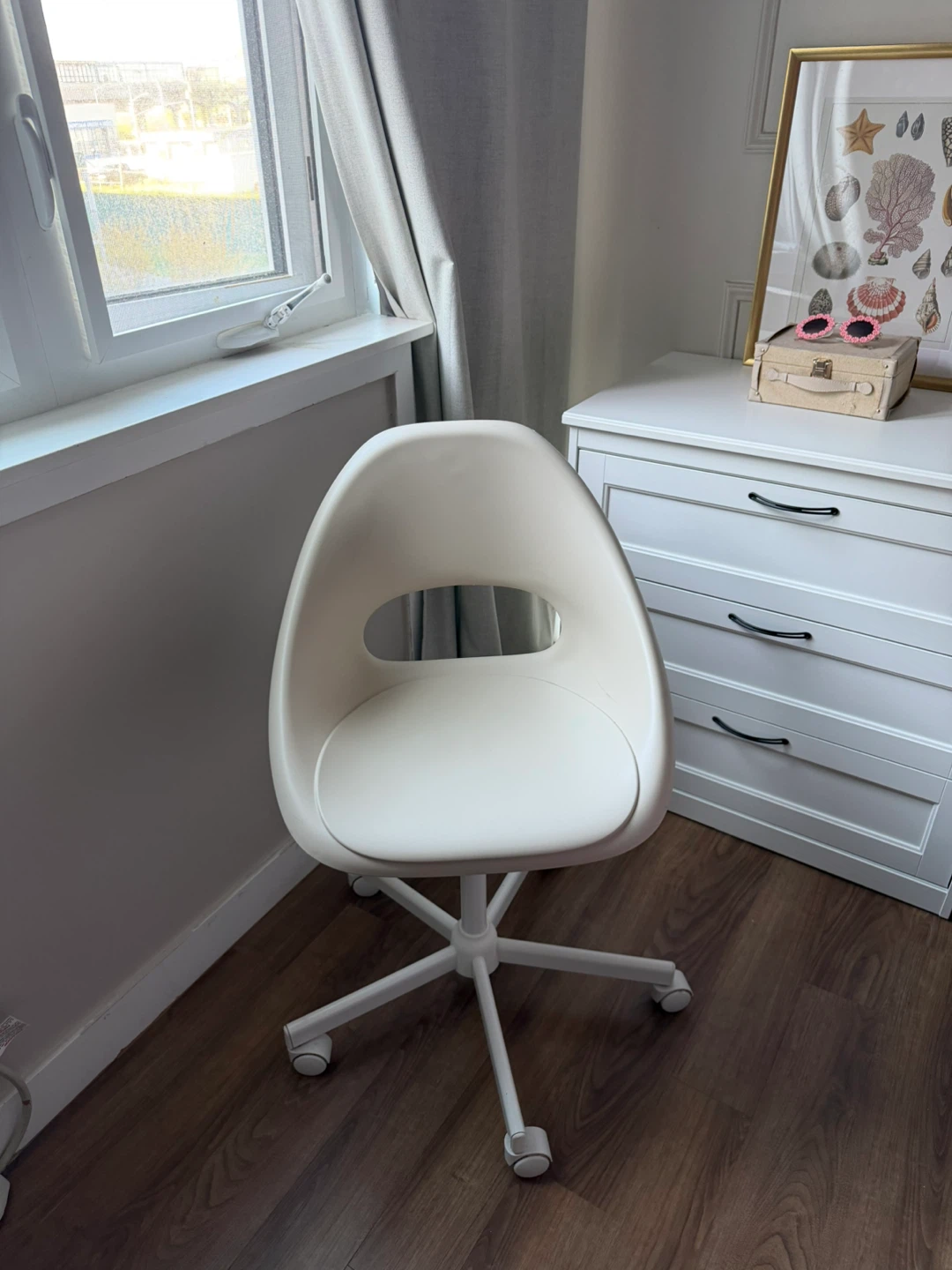 IKEA LOBERGET / MALSKÄR beige/white swivel chair
