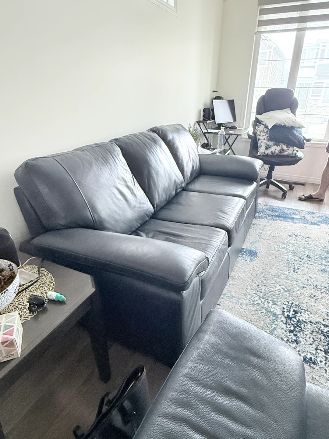 Genuine Leather Sofa & Loveseat Set – Excellent Condition 🛋️✨ - photo 3
