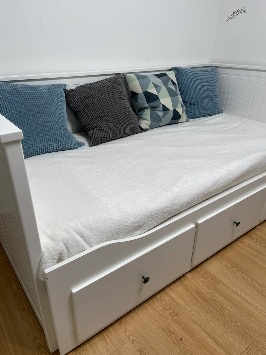 White Daybed with 3 Drawers