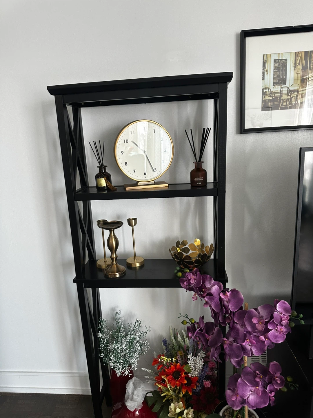 Black leaning shelf with decorative items - photo 3
