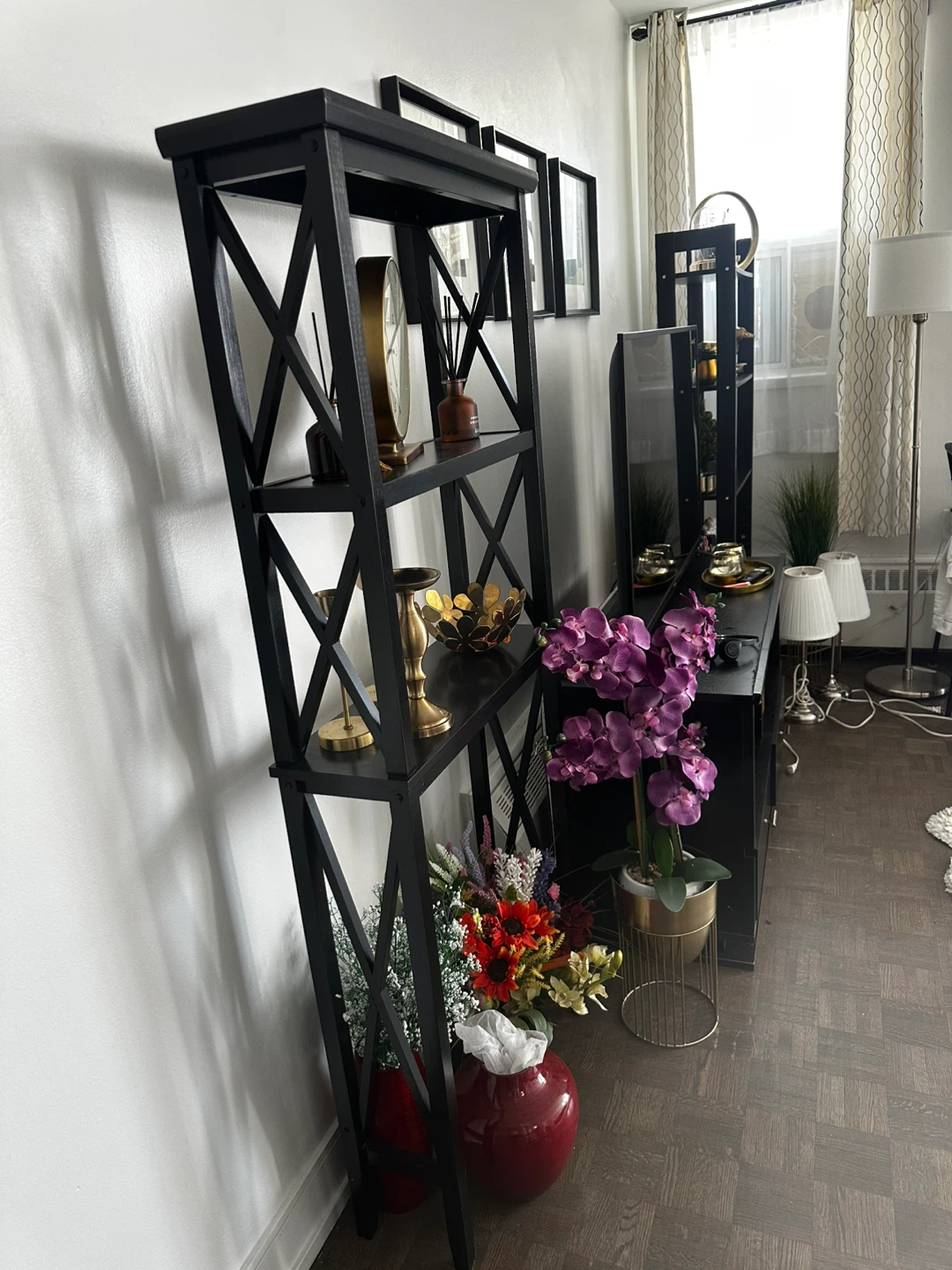 Black leaning shelf with decorative items - photo 2