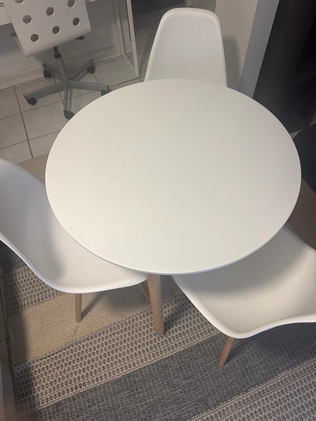White Round Dining Table with Wooden Legs - photo 2