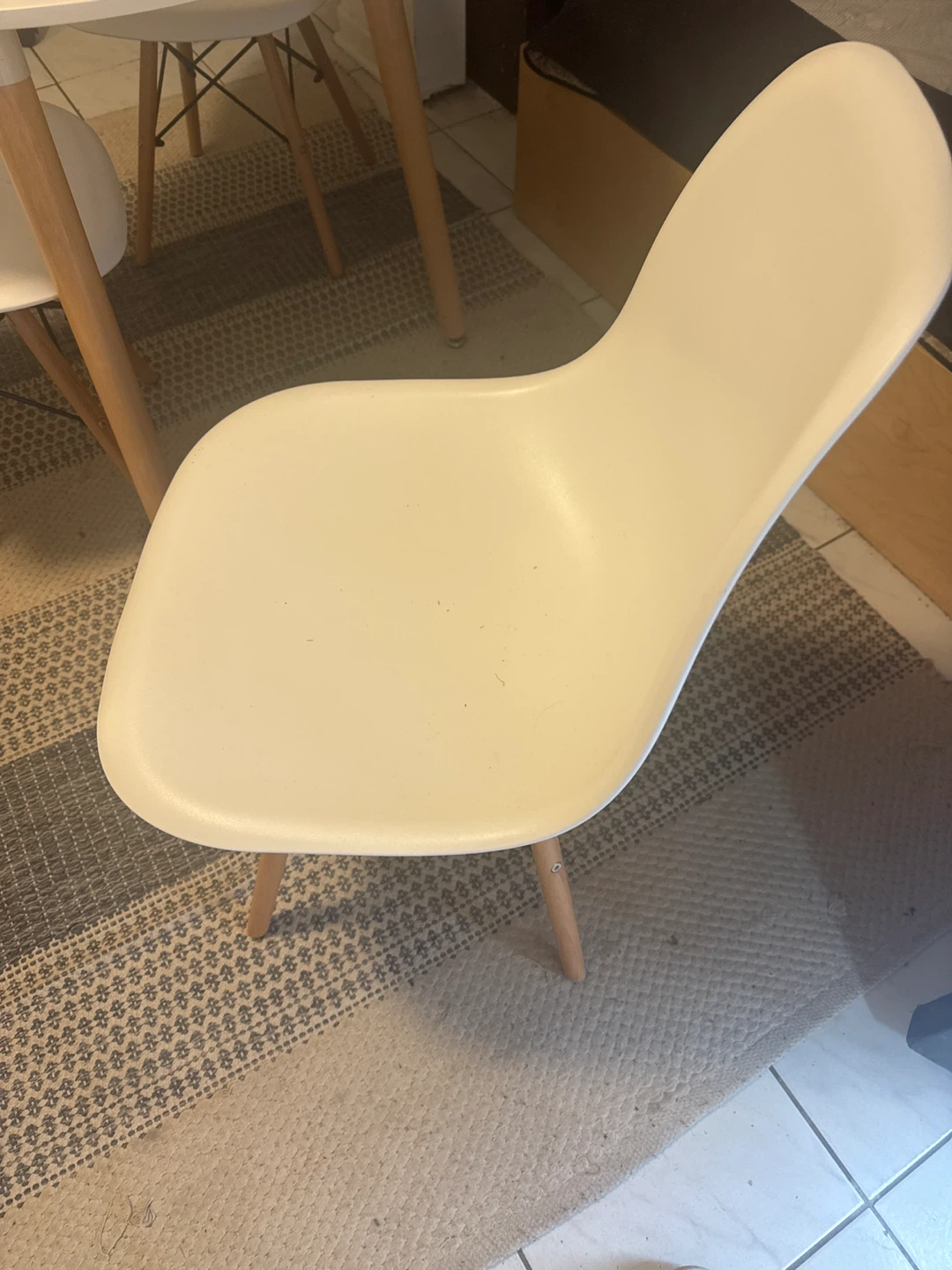 White Round Dining Table with Wooden Legs - photo 3