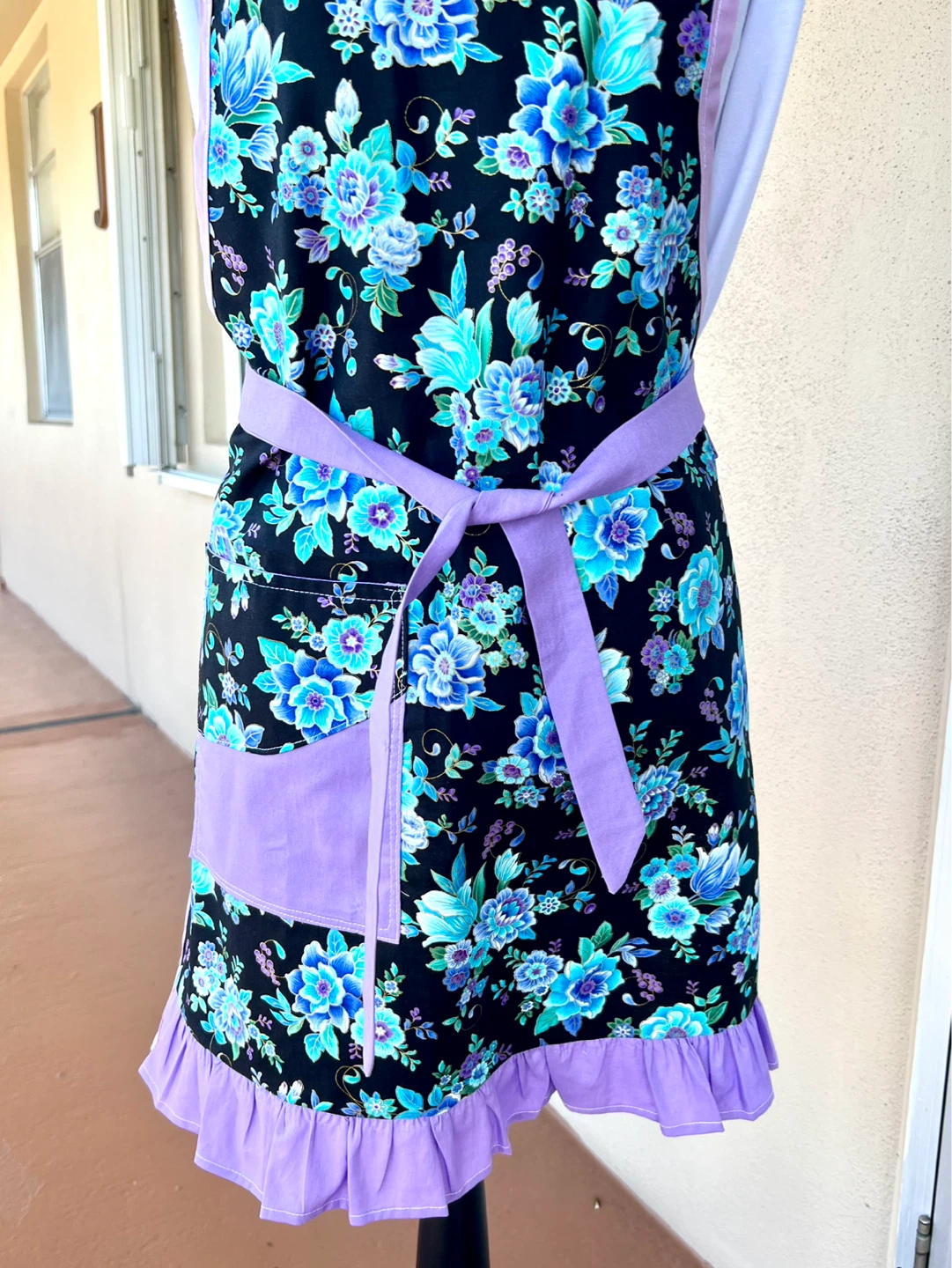 Floral Print Apron with Pockets and Ruffles