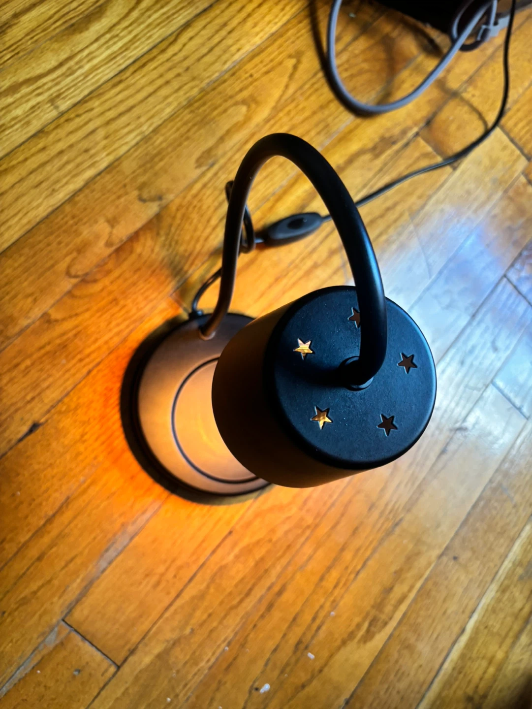 Black Metal Star Accent Table Lamp - photo 2