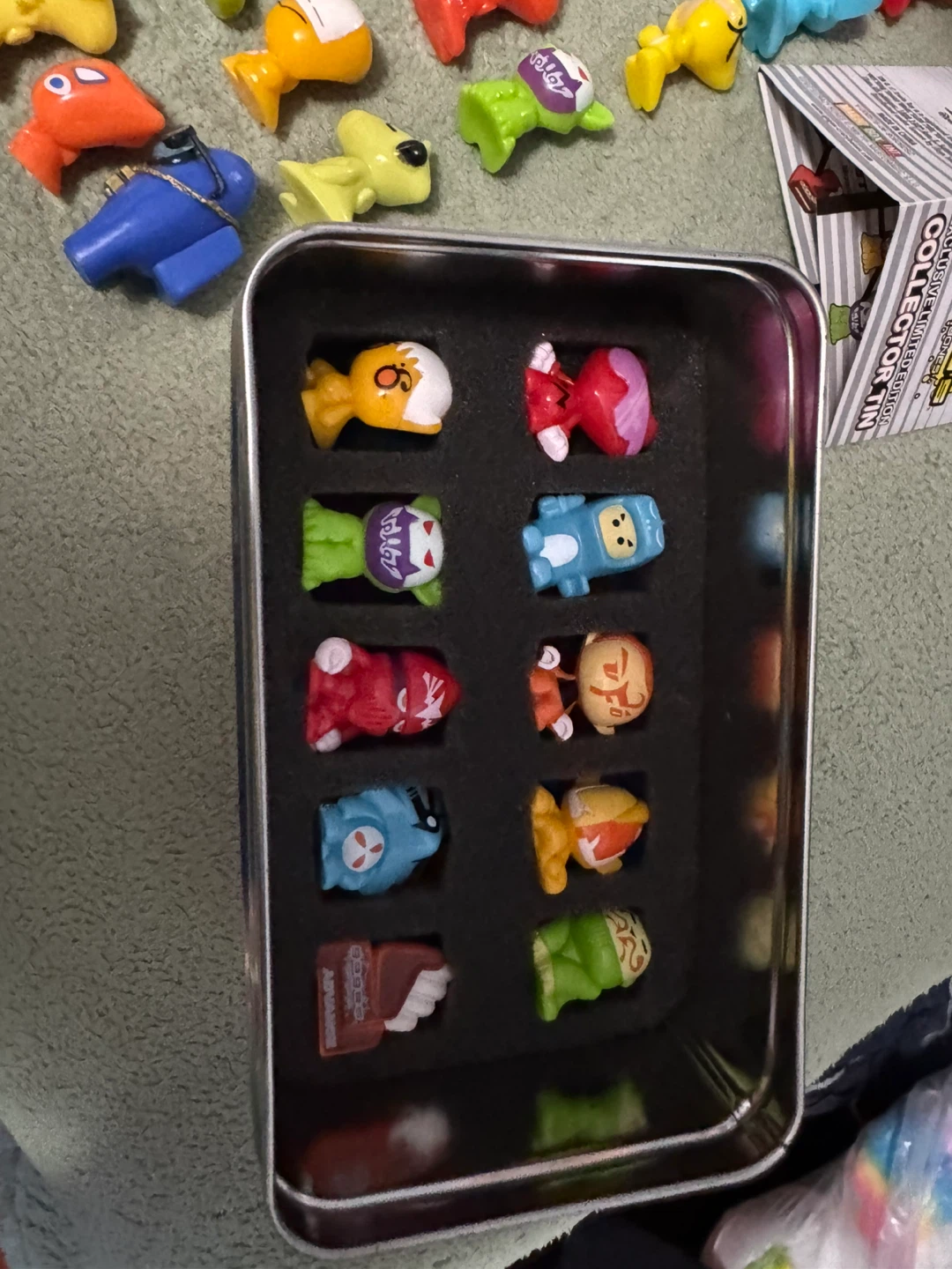 Gogo's Crazy Bones Advance Special Edition Tin with Figures - photo 4