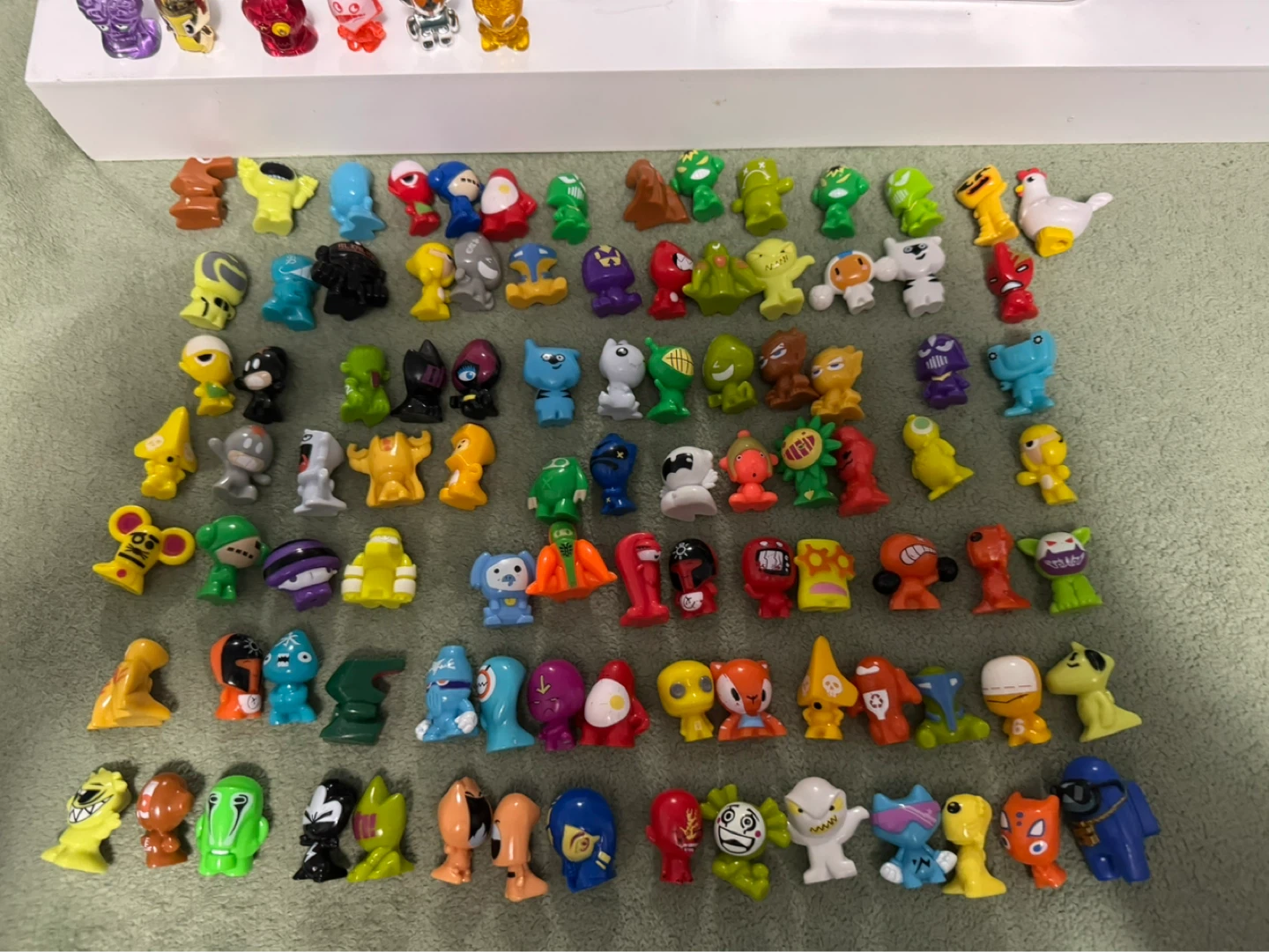 Gogo's Crazy Bones Advance Special Edition Tin with Figures