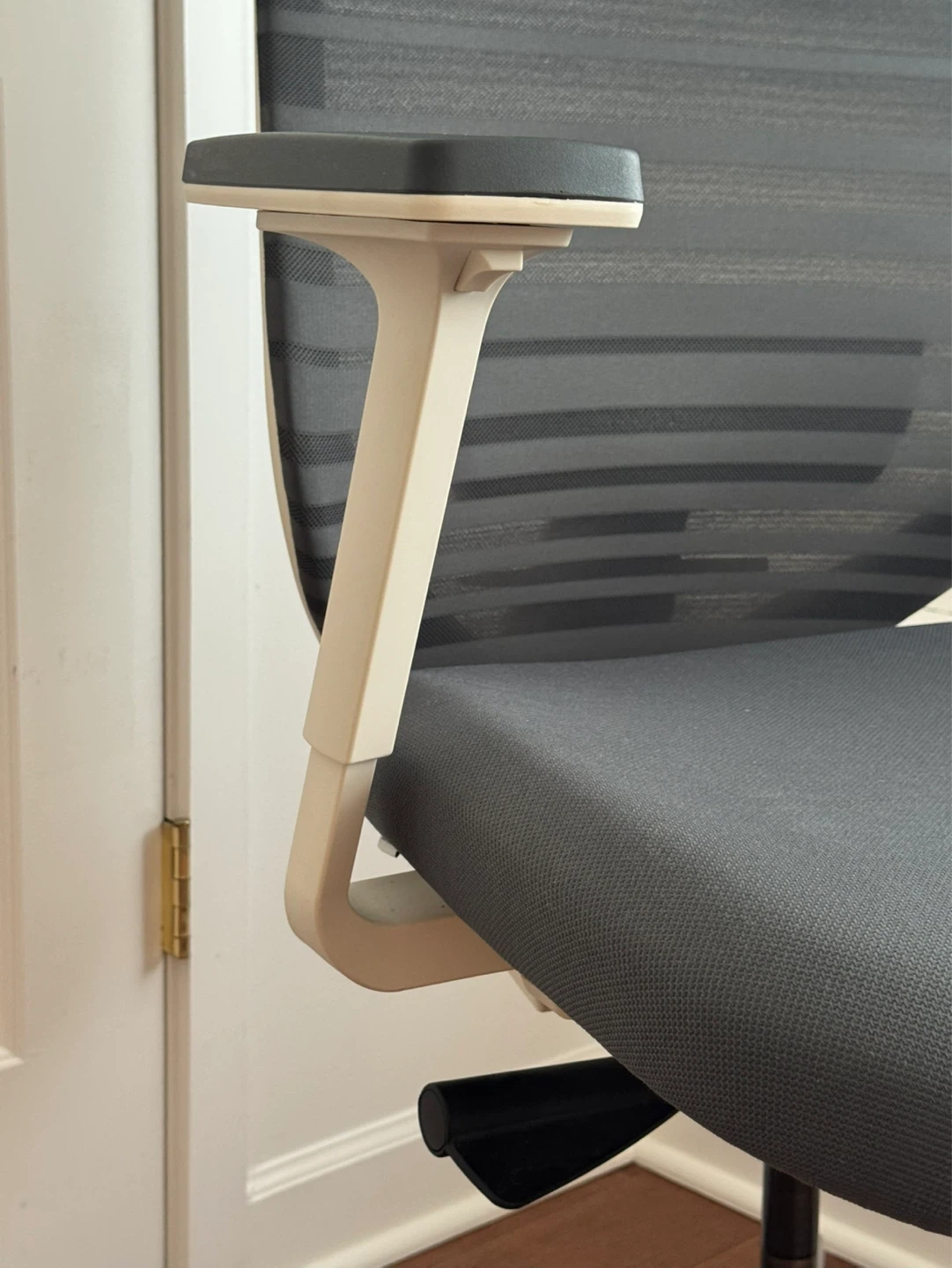 Branch Ergonomic Chair with Headrest - Graphite & White - photo 3