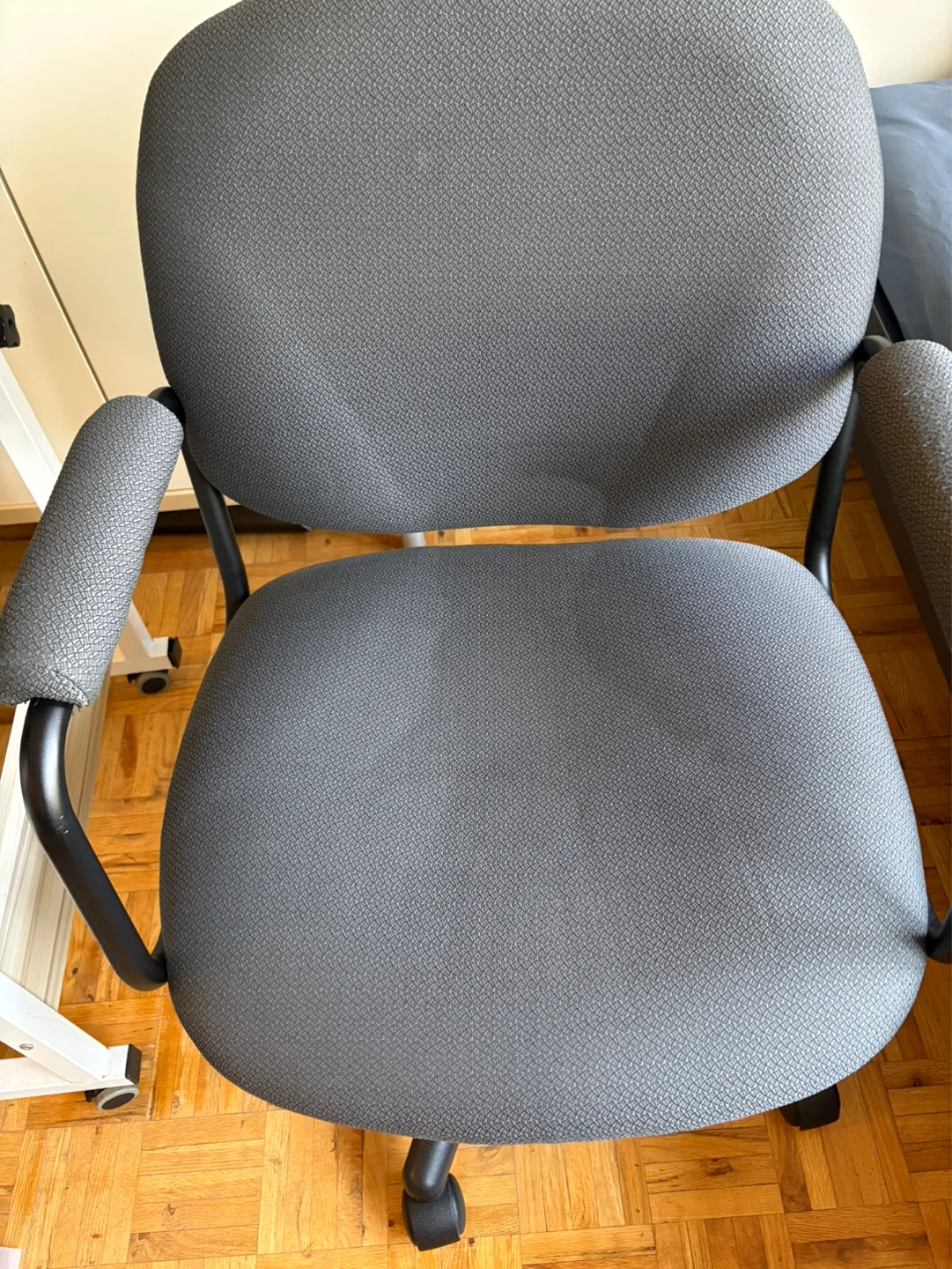 Grey Chair_does not go up or down