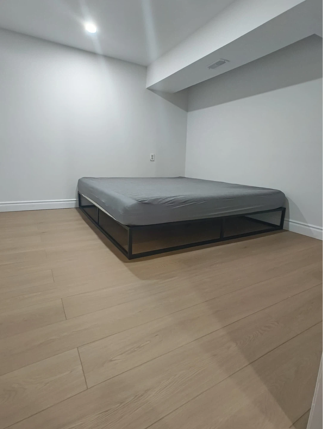 One bedroom basement with separate entrance and a parking - photo 5