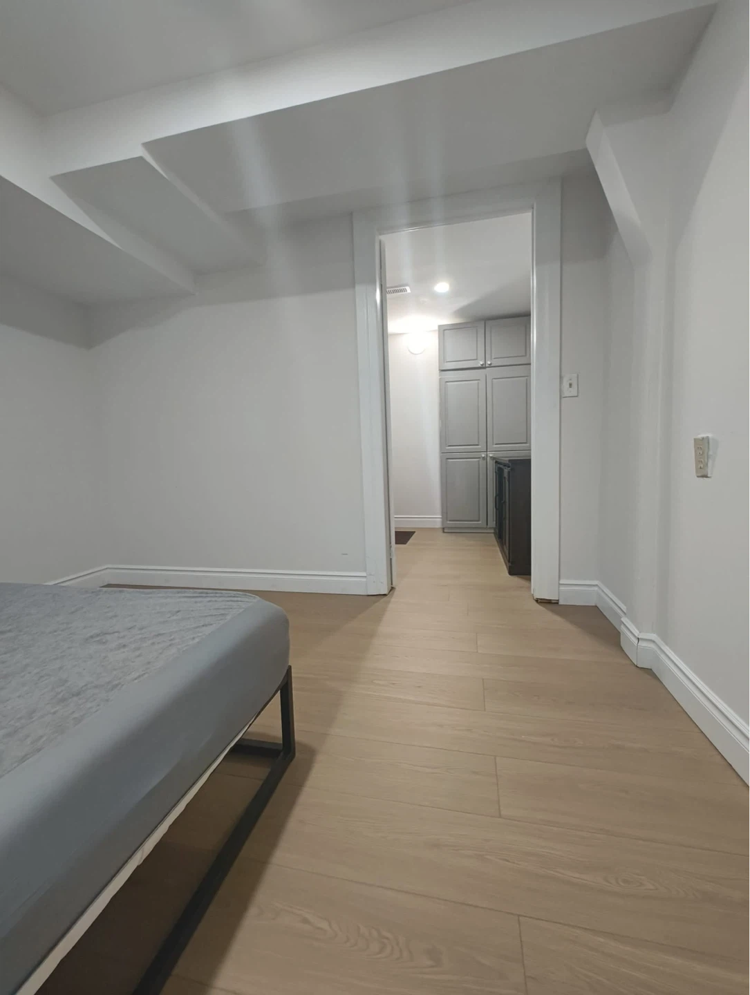 One bedroom basement with separate entrance and a parking - photo 4