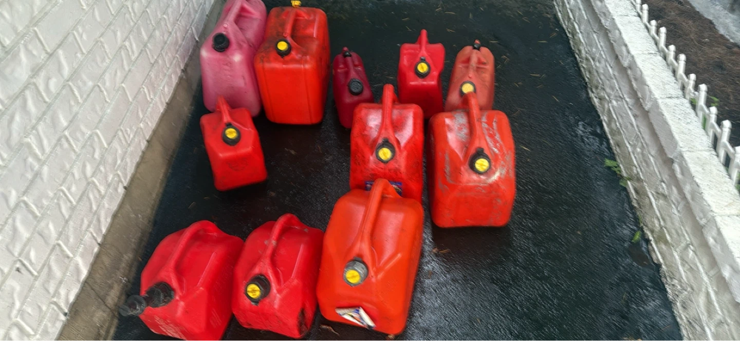 2 30L 3 20L others 10 total 11 Assorted Red Plastic Gas Cans