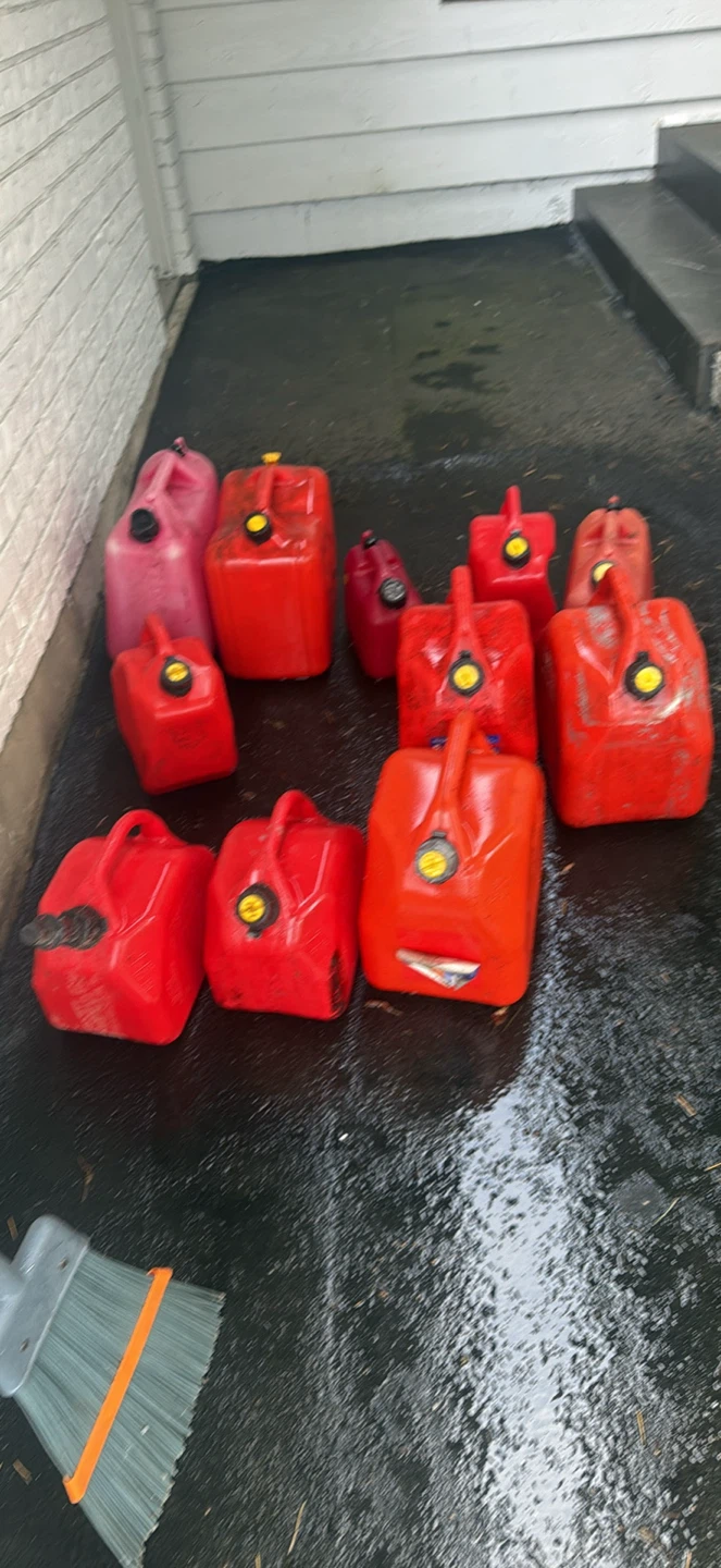 2 30L 3 20L others 10 total 11 Assorted Red Plastic Gas Cans - photo 4