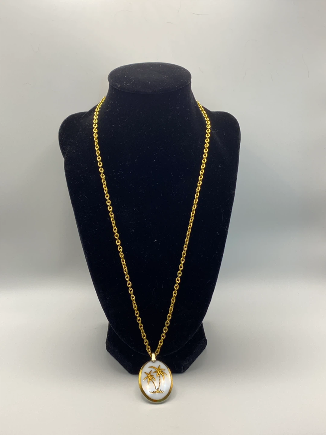 Vintage Gold Tone Palm Tree Oval Pendant Necklace - photo 2