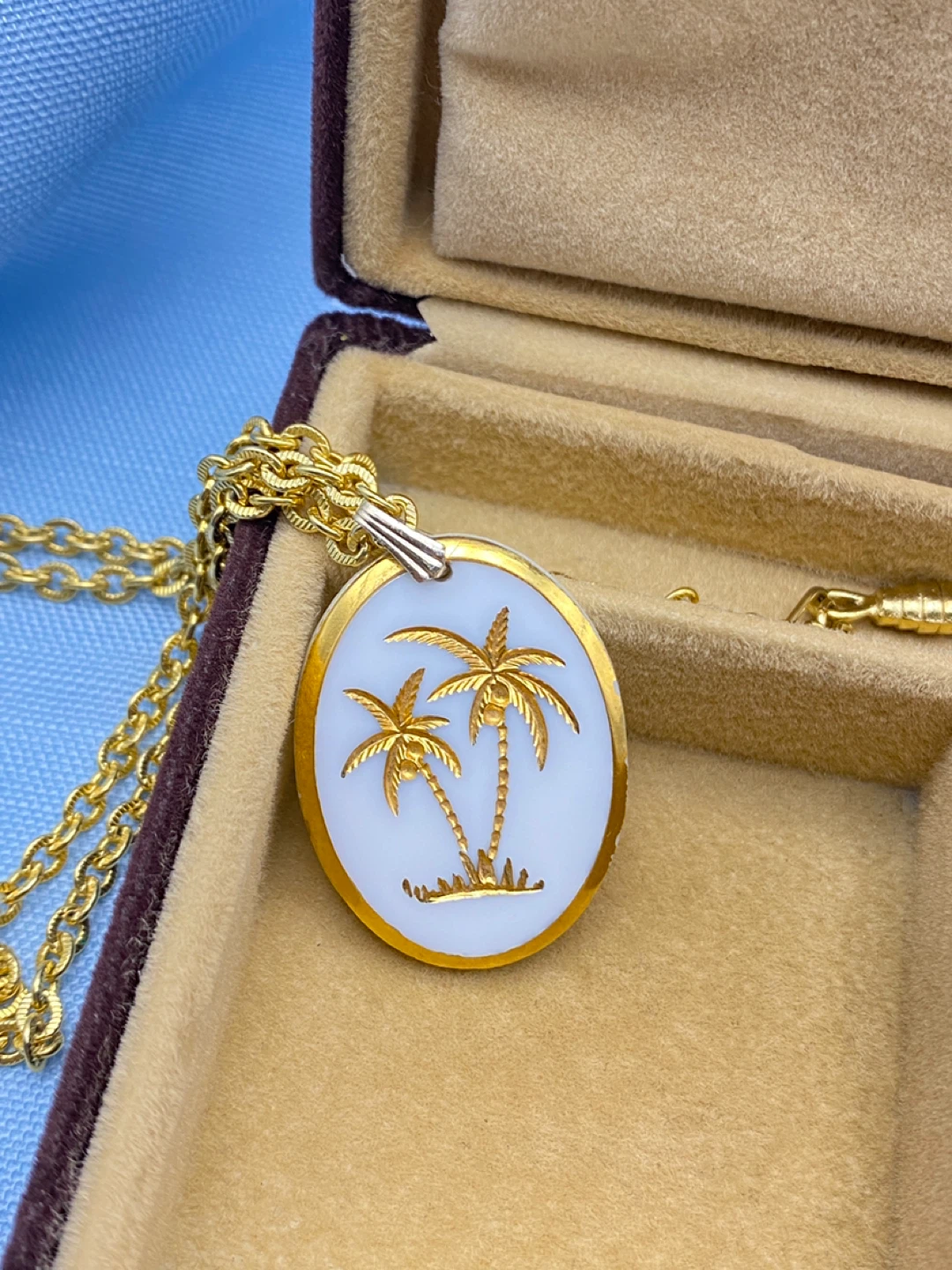Vintage Gold Tone Palm Tree Oval Pendant Necklace