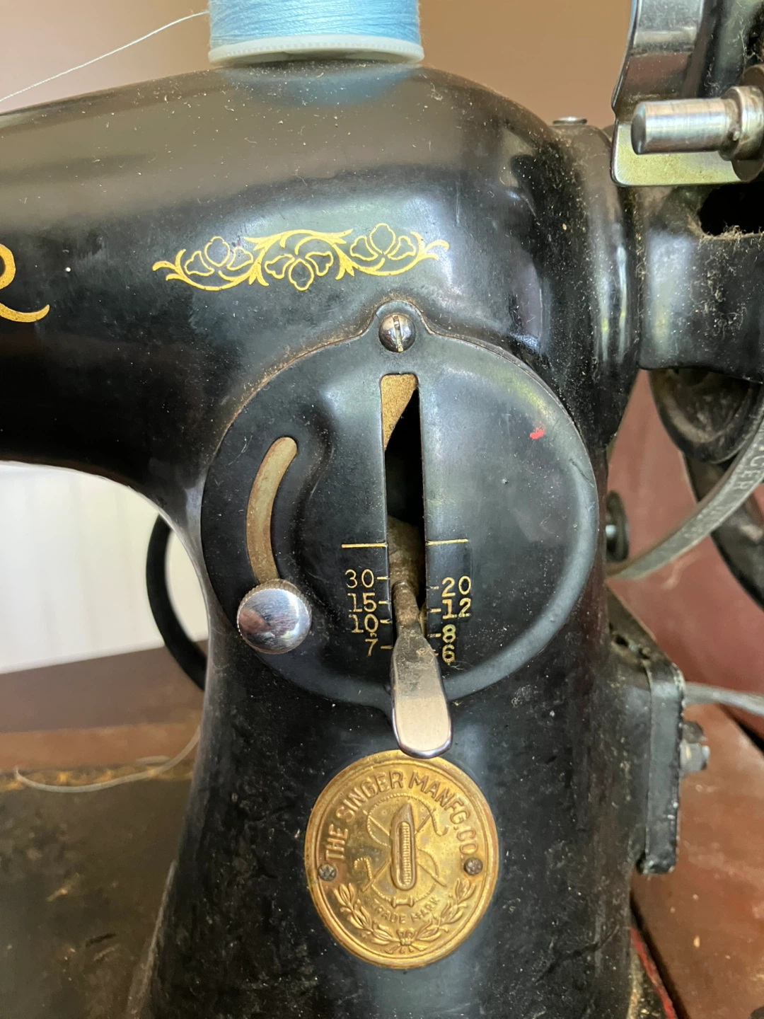 Vintage Singer Sewing Machine with Case - photo 4