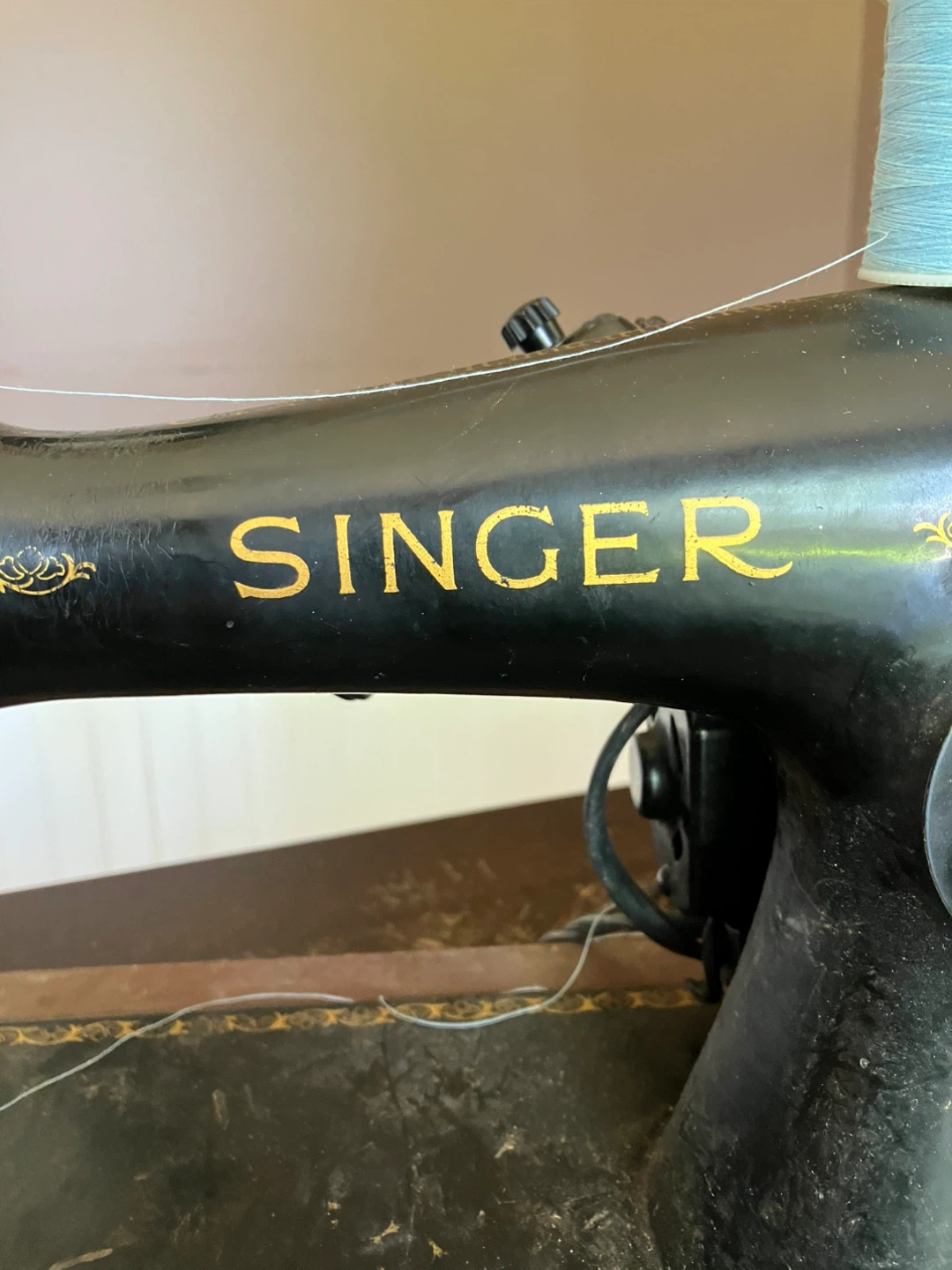 Vintage Singer Sewing Machine with Case - photo 3