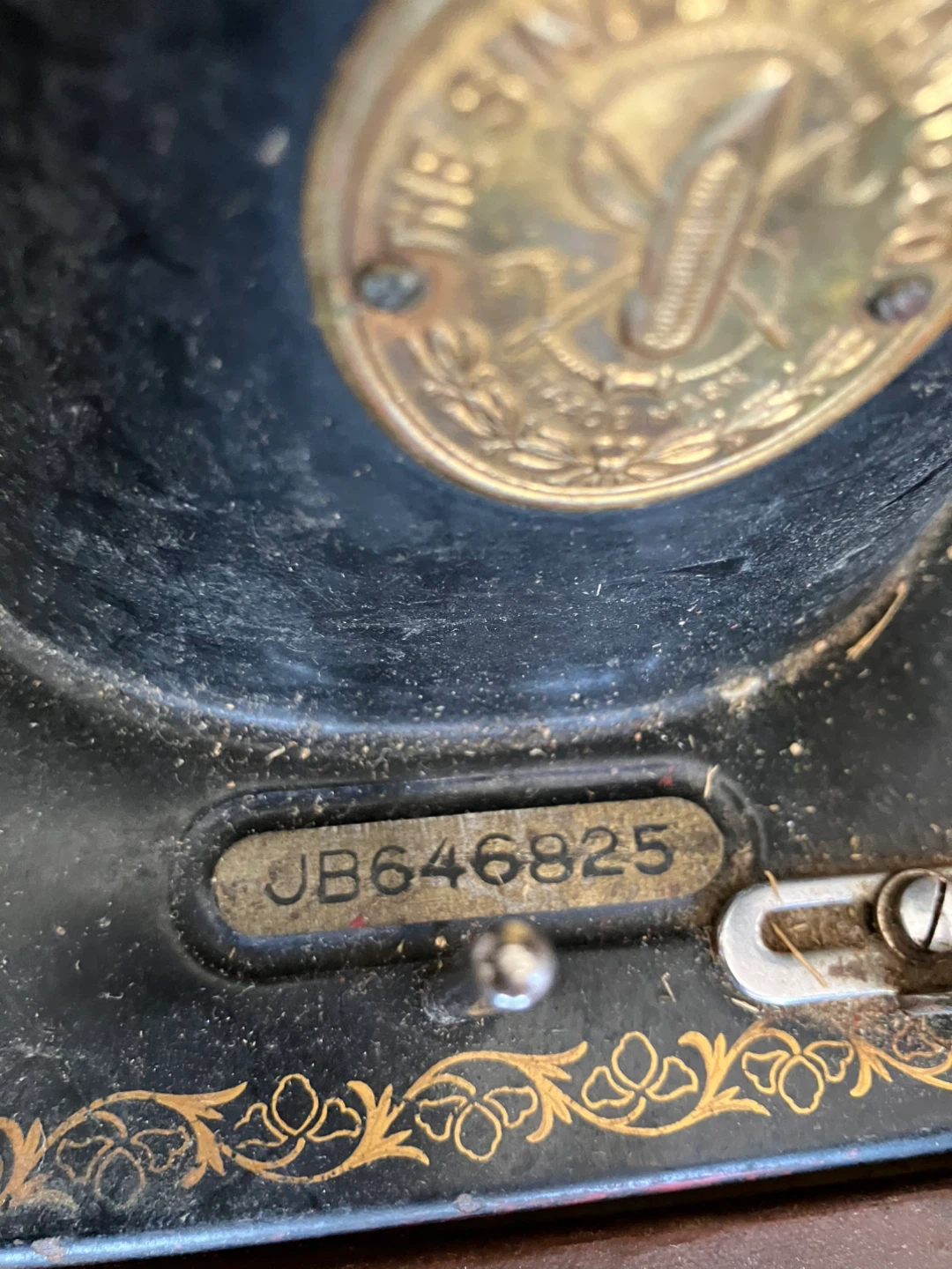 Vintage Singer Sewing Machine with Case - photo 5