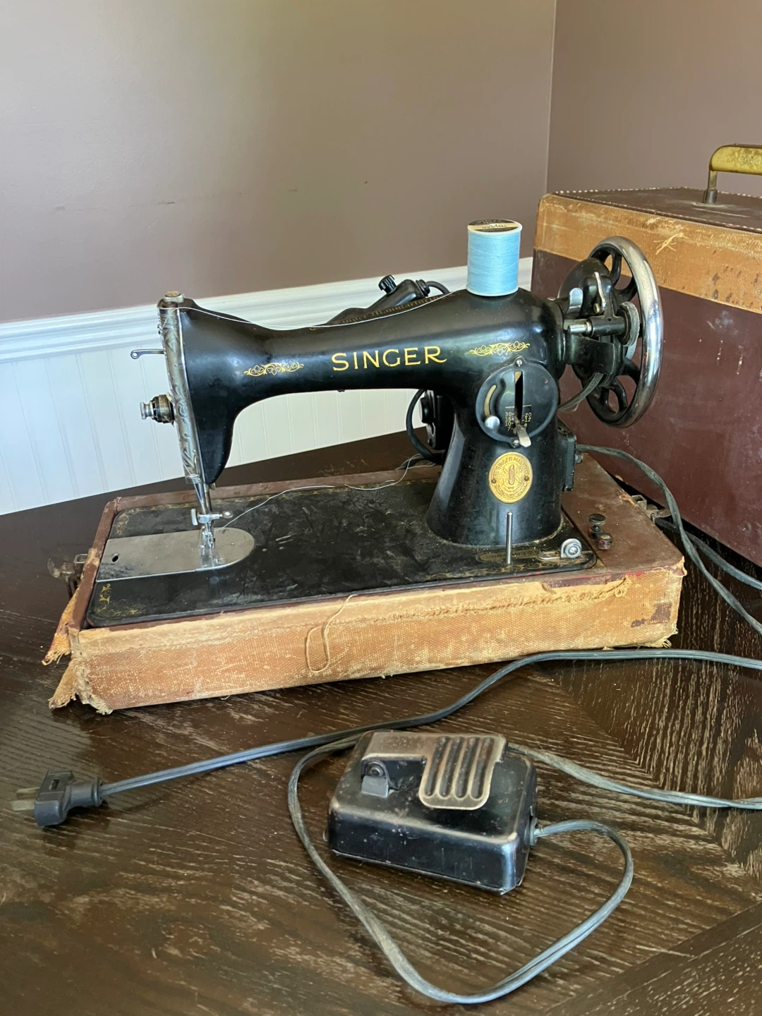 Vintage Singer Sewing Machine with Case