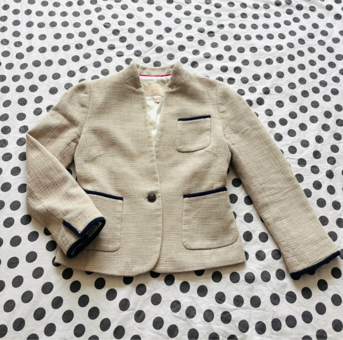 Banana Republic women’s Beige Blazer, fitted cut! Size 0P