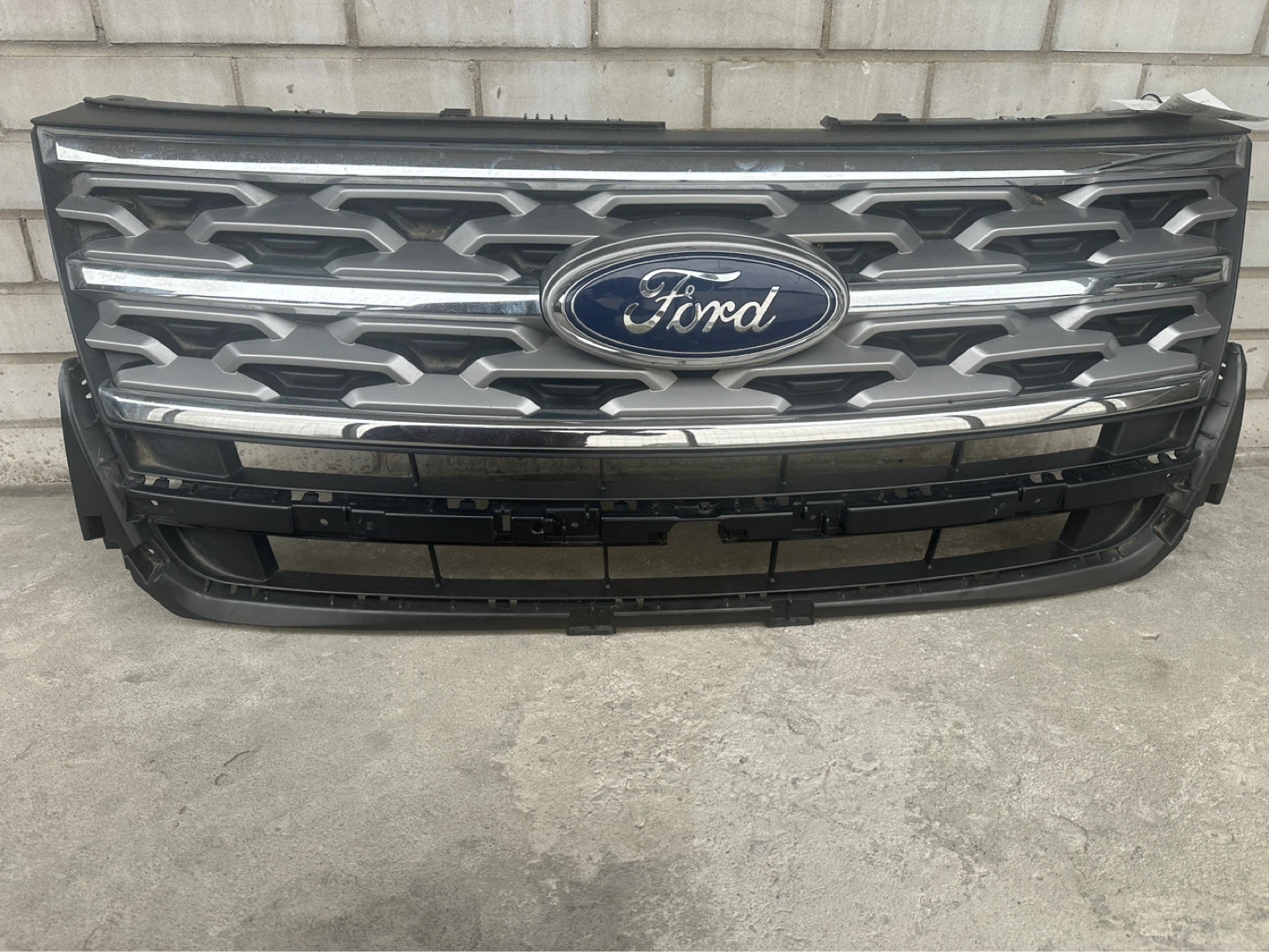 2018 Ford Explorer limited Front Grille OEM
