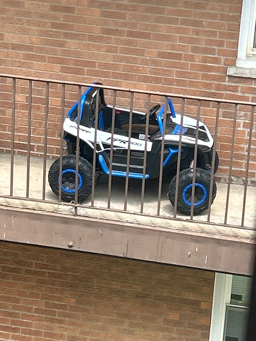 Ride-On Toy UTV - White/Blue