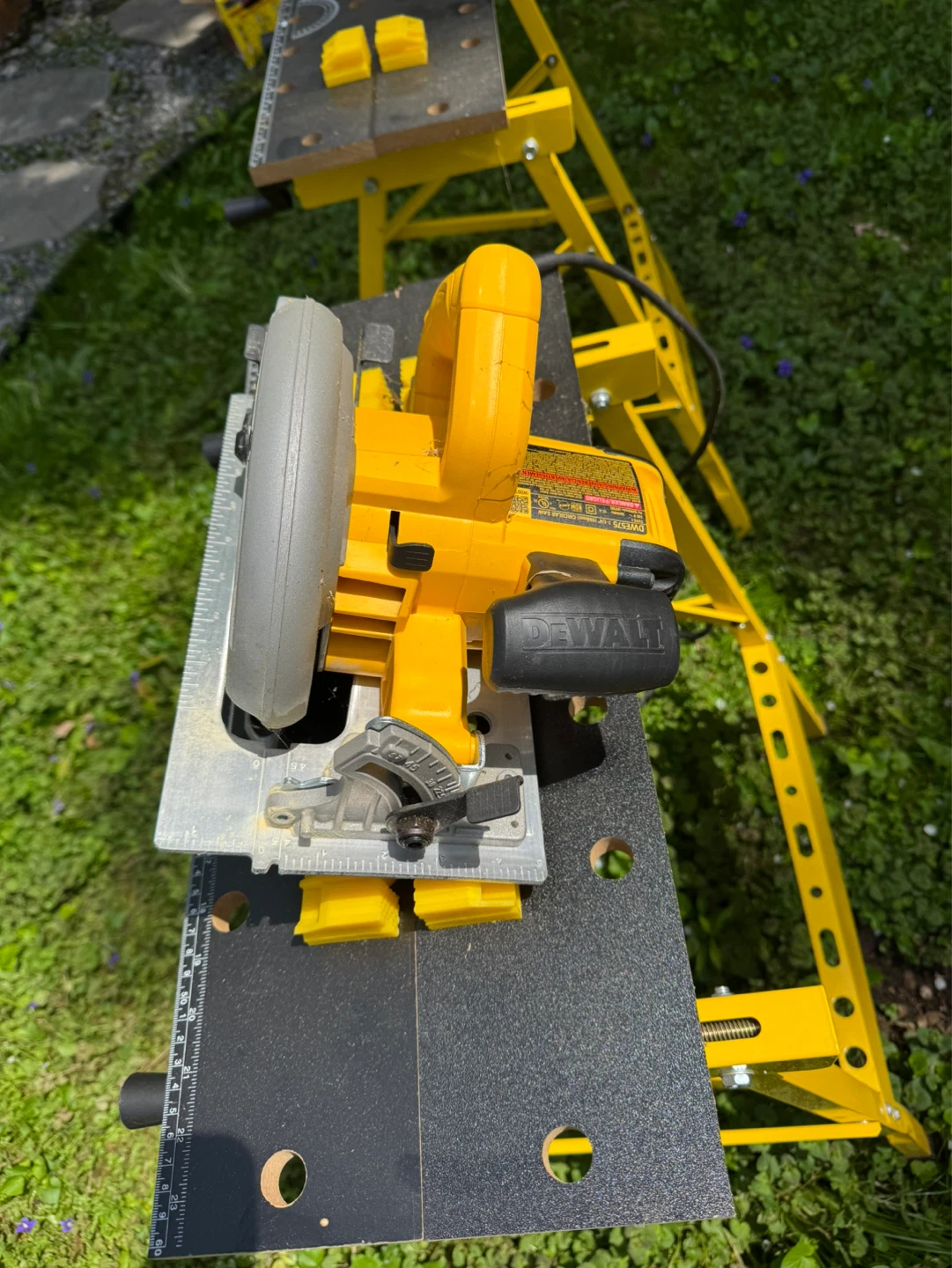 DEWALT DWE575 7-1/4" Circular Saw - photo 2
