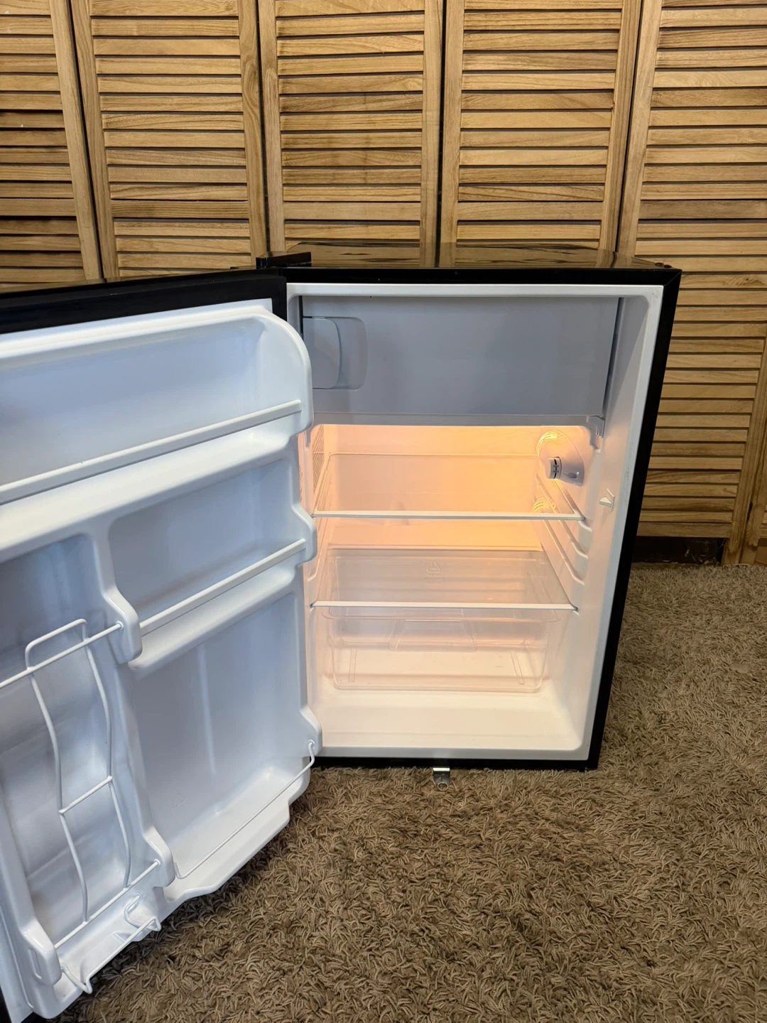Frigidaire Mini Refrigerator - Silver - photo 4
